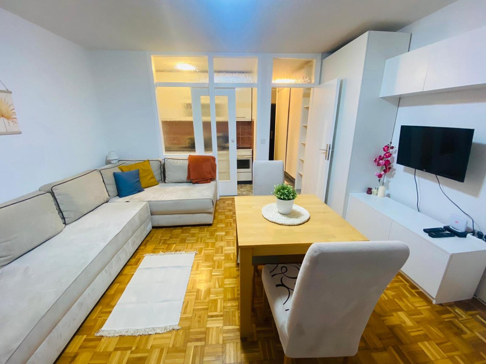 Studio Apartment Dobrinja