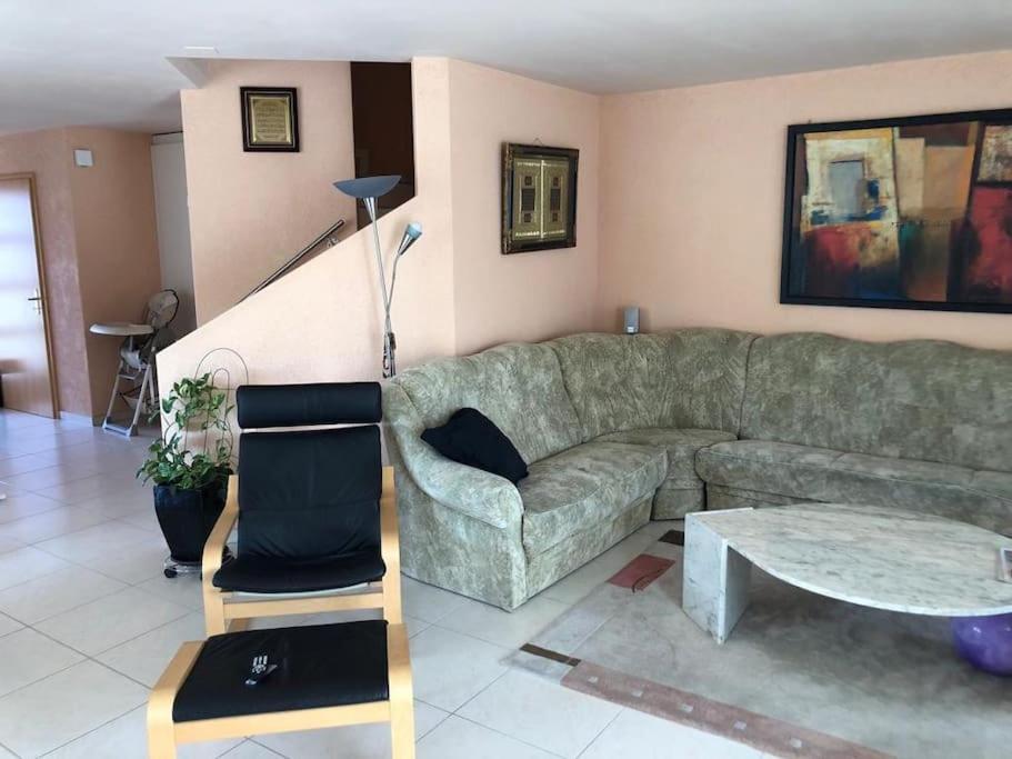 Beautiful house with free parking on premise