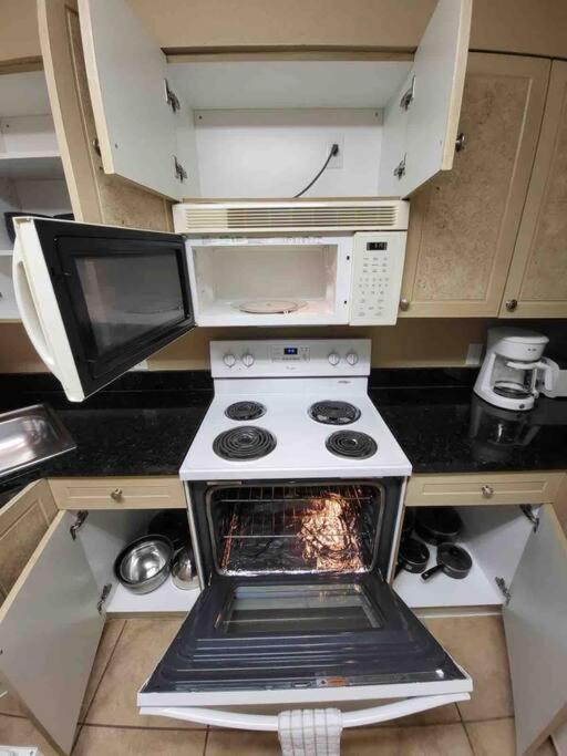 All furnished condo -than 10 min from major Parks!