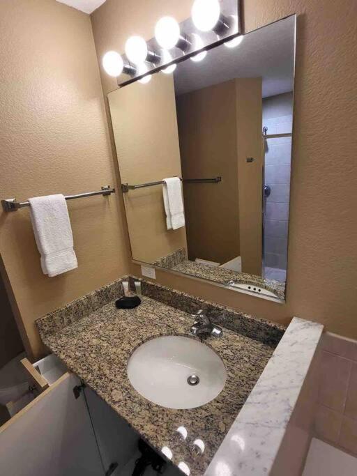All furnished condo -than 10 min from major Parks!