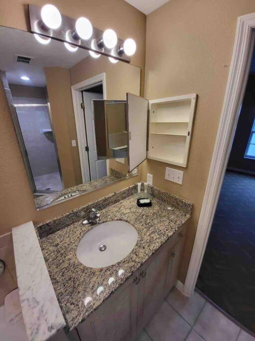 All furnished condo -than 10 min from major Parks!
