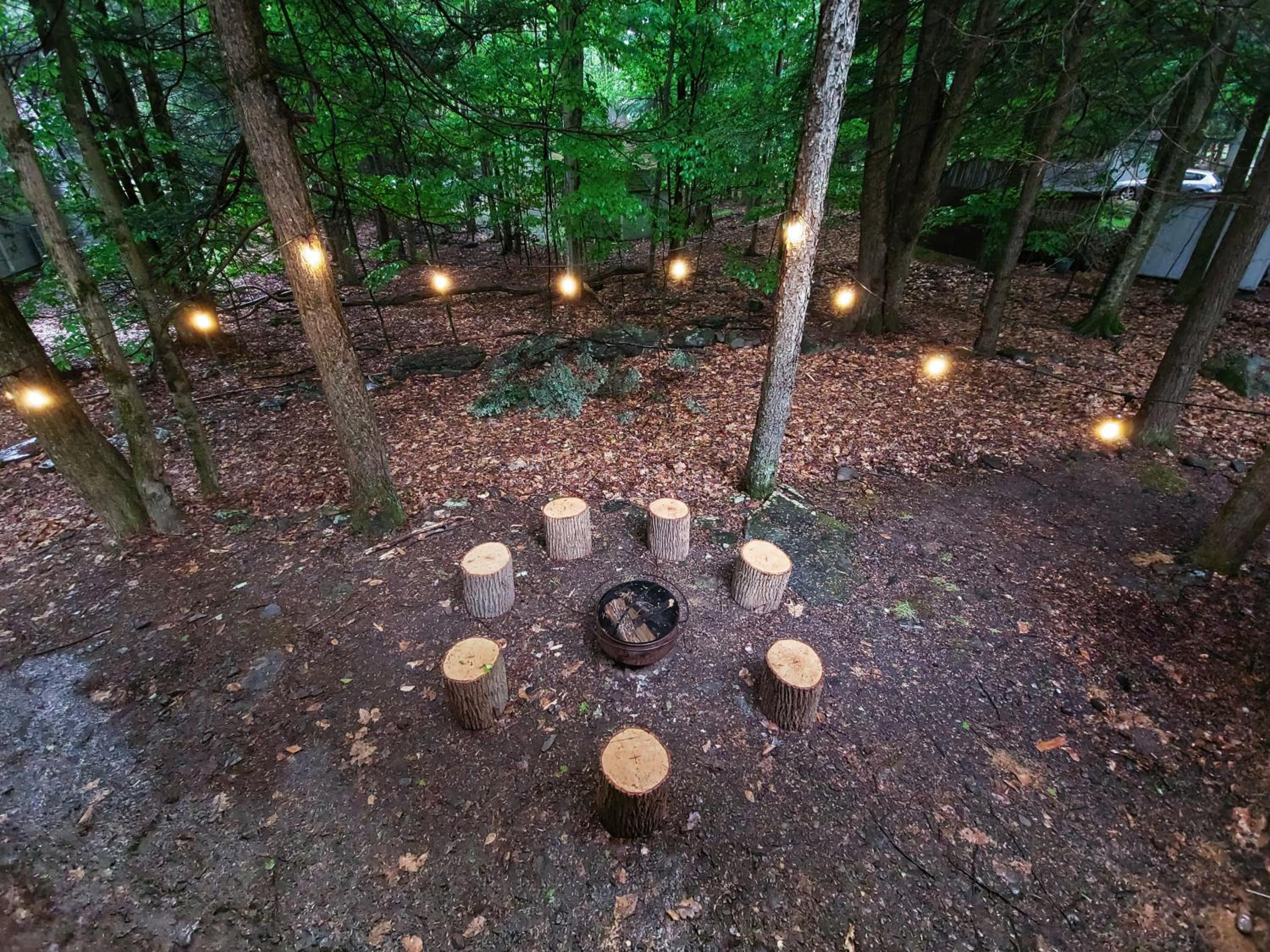 Firepit, BBQ, AC, Indoor Pool, KING bed, Self check in, Indoor Fireplace, FREE Amenities view 3