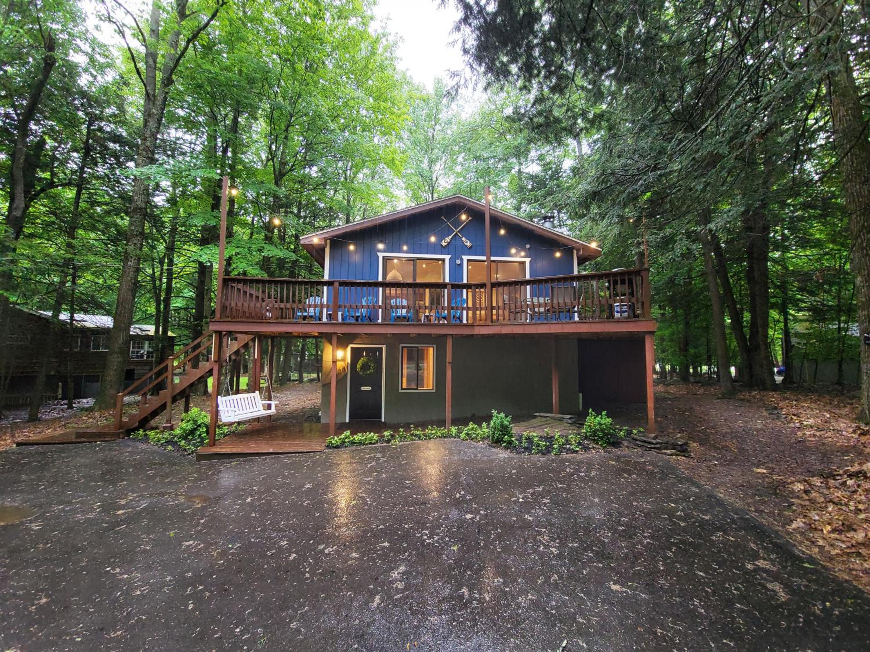 Firepit, BBQ, AC, Indoor Pool, KING bed, Self check in, Indoor Fireplace, FREE Amenities view 2