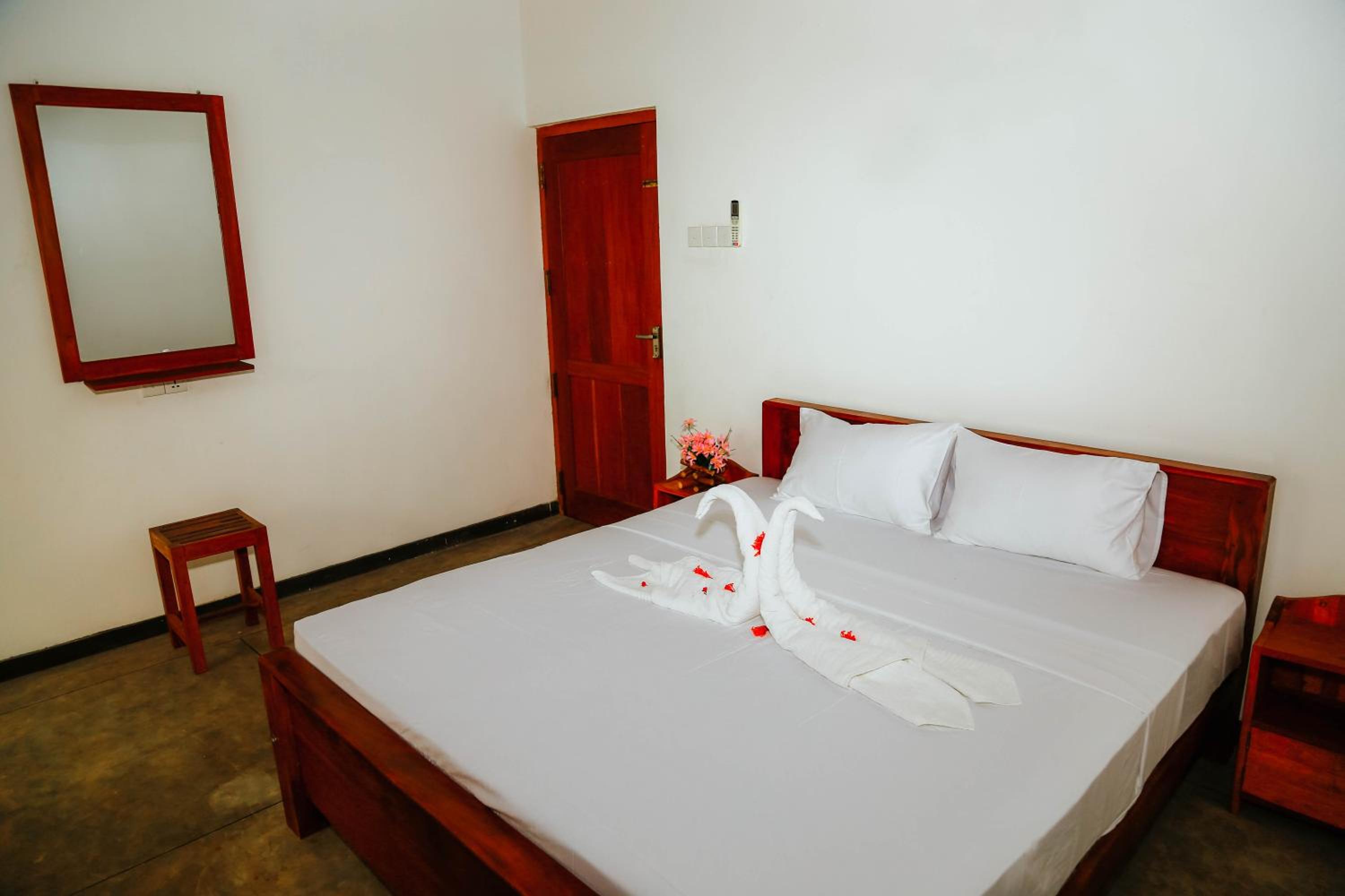 Paradise Beach House - 3 Bedrooms Apartment in Habaraduwa view 5