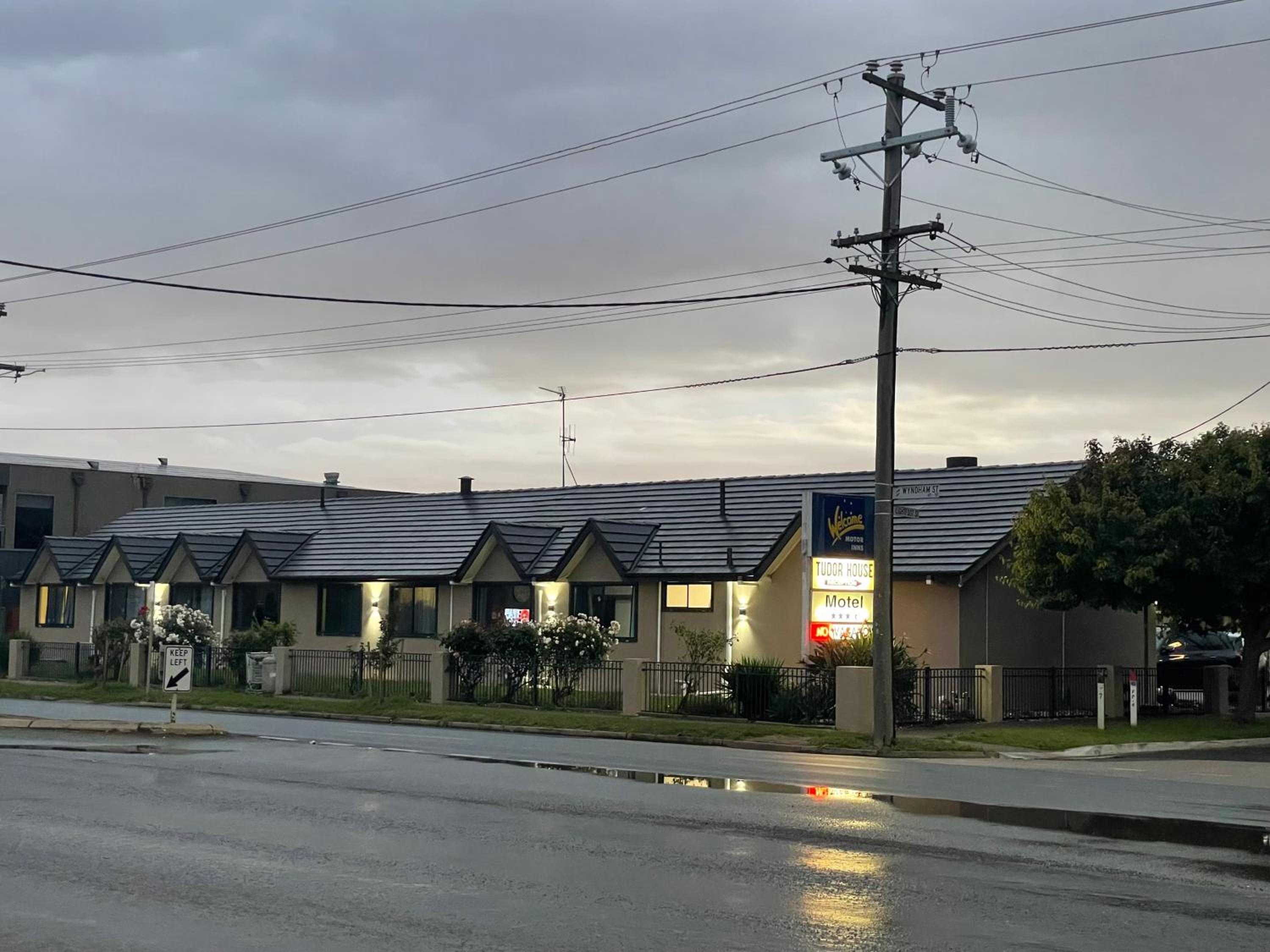 SHEPPARTON MOTOR INN Tudor House Motel