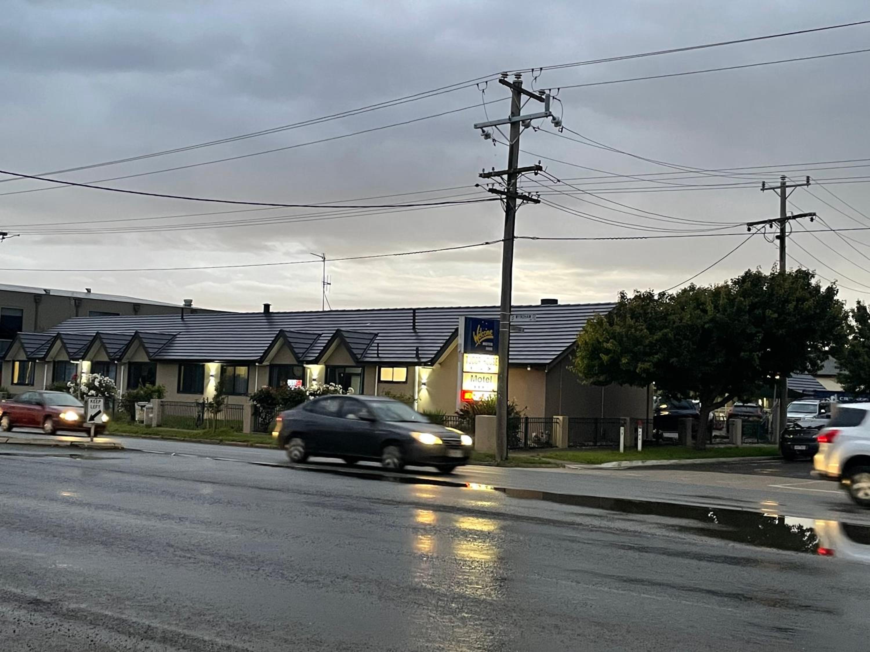 SHEPPARTON MOTOR INN Tudor House Motel
