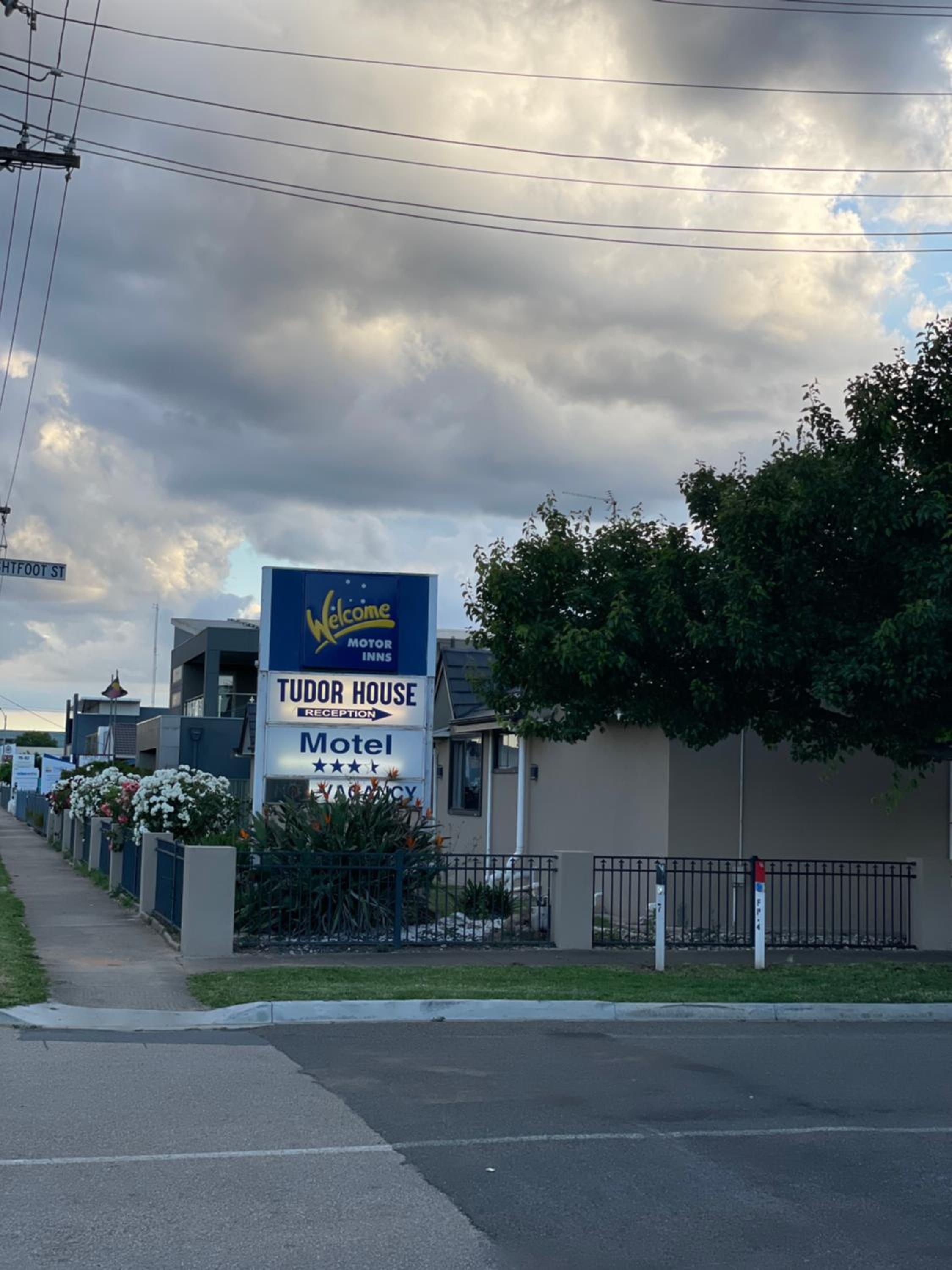 SHEPPARTON MOTOR INN Tudor House Motel