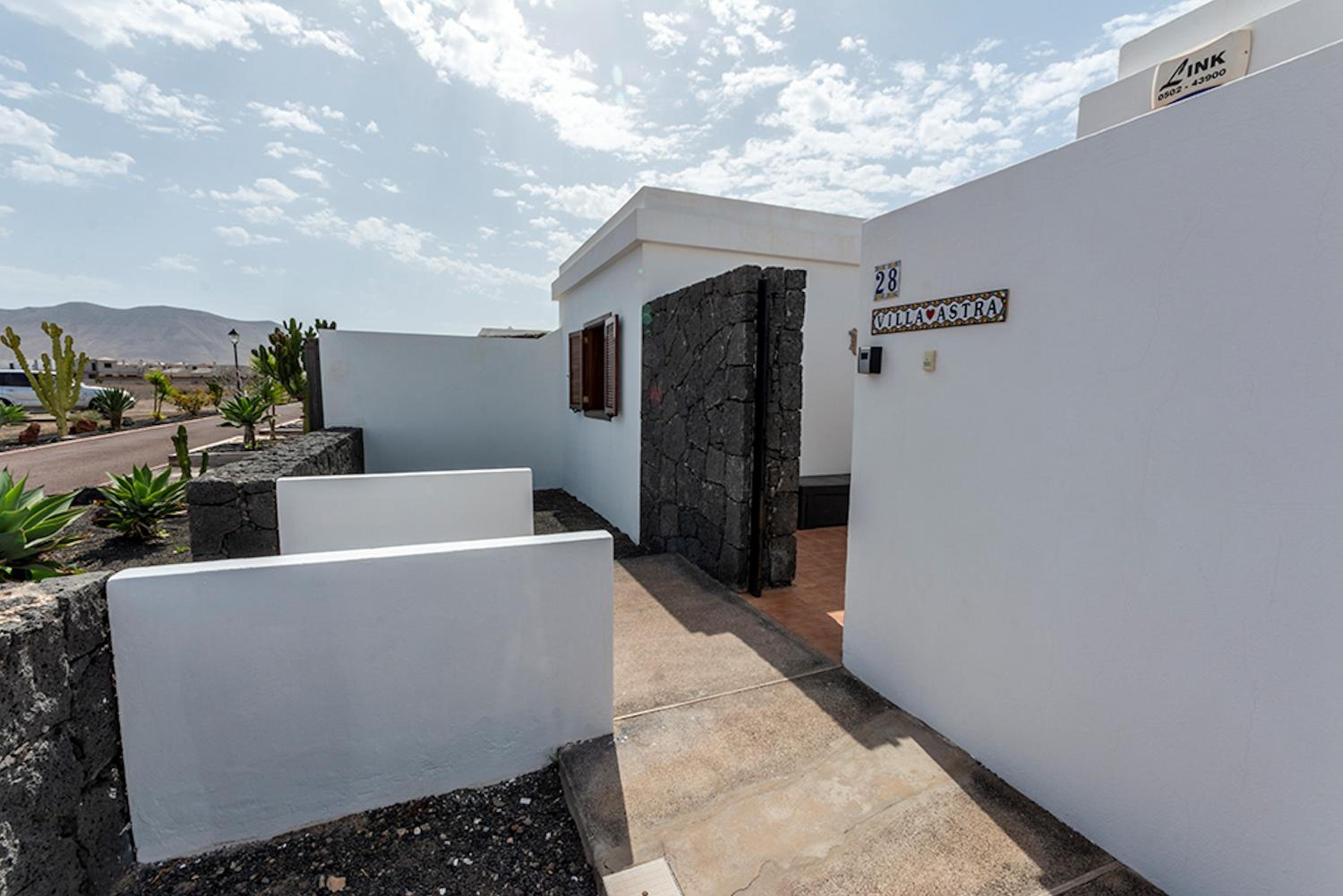 Beautiful Lanzarote Villa 3 Bedrooms Villa Strelitzia South Facing & Secluded Private Pool Playa Blanca