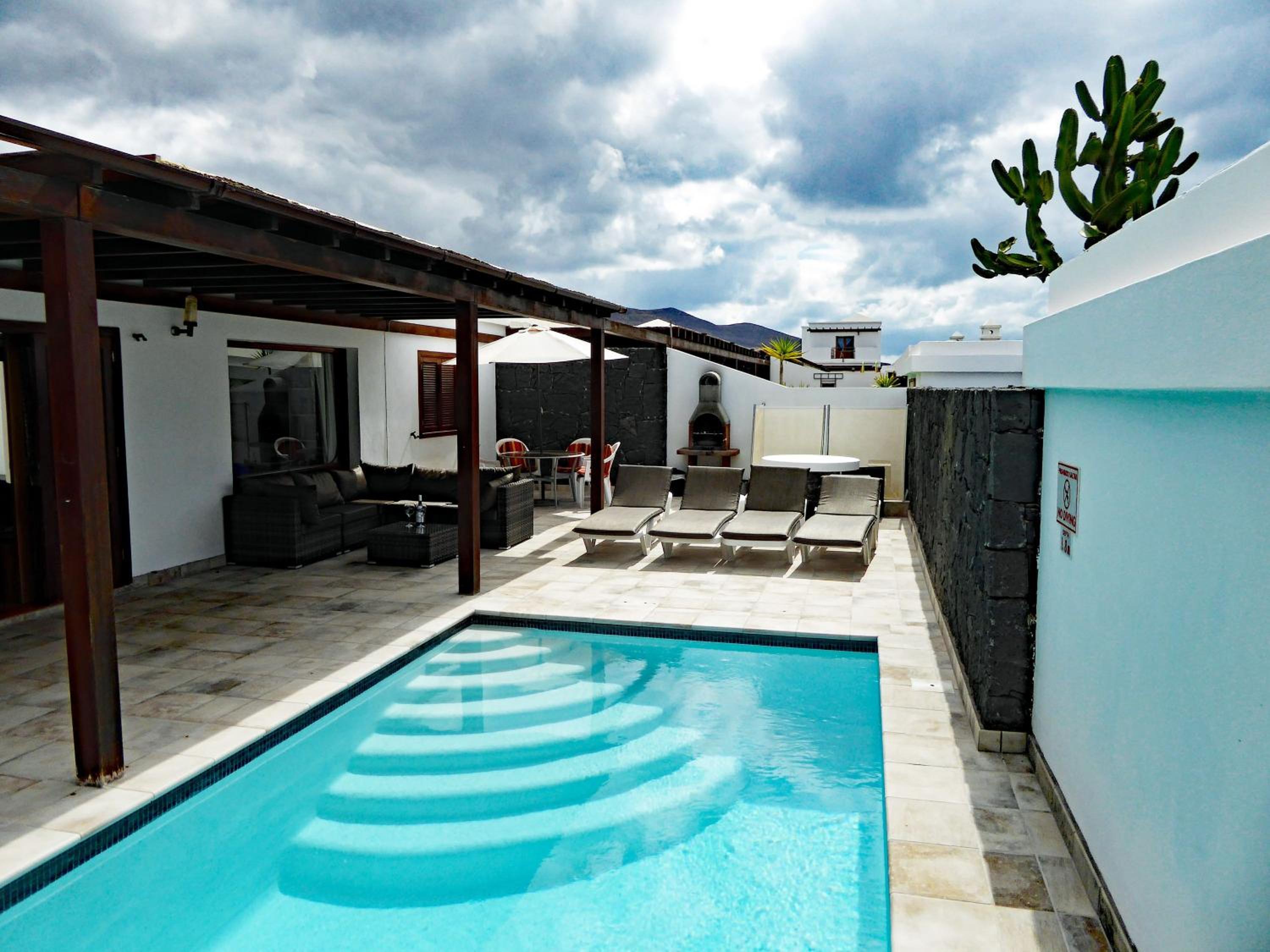Beautiful Lanzarote Villa 3 Bedrooms Villa Strelitzia South Facing & Secluded Private Pool Playa Blanca