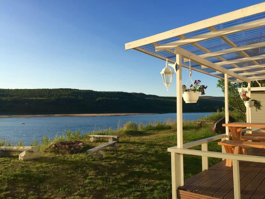 Beautiful riverside cottage with sauna