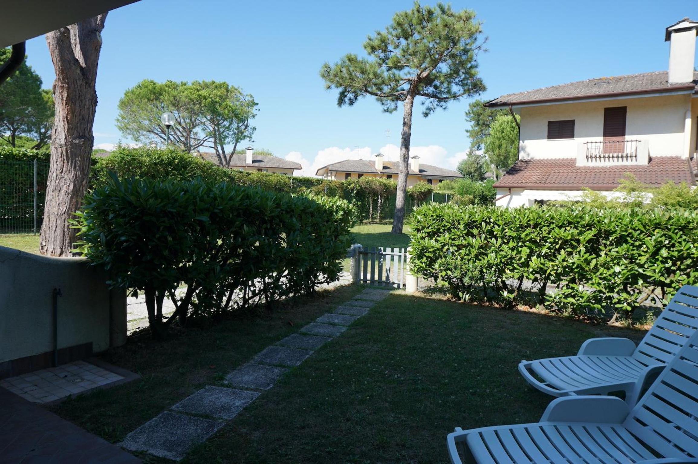 Townhouse with garden and shared pool