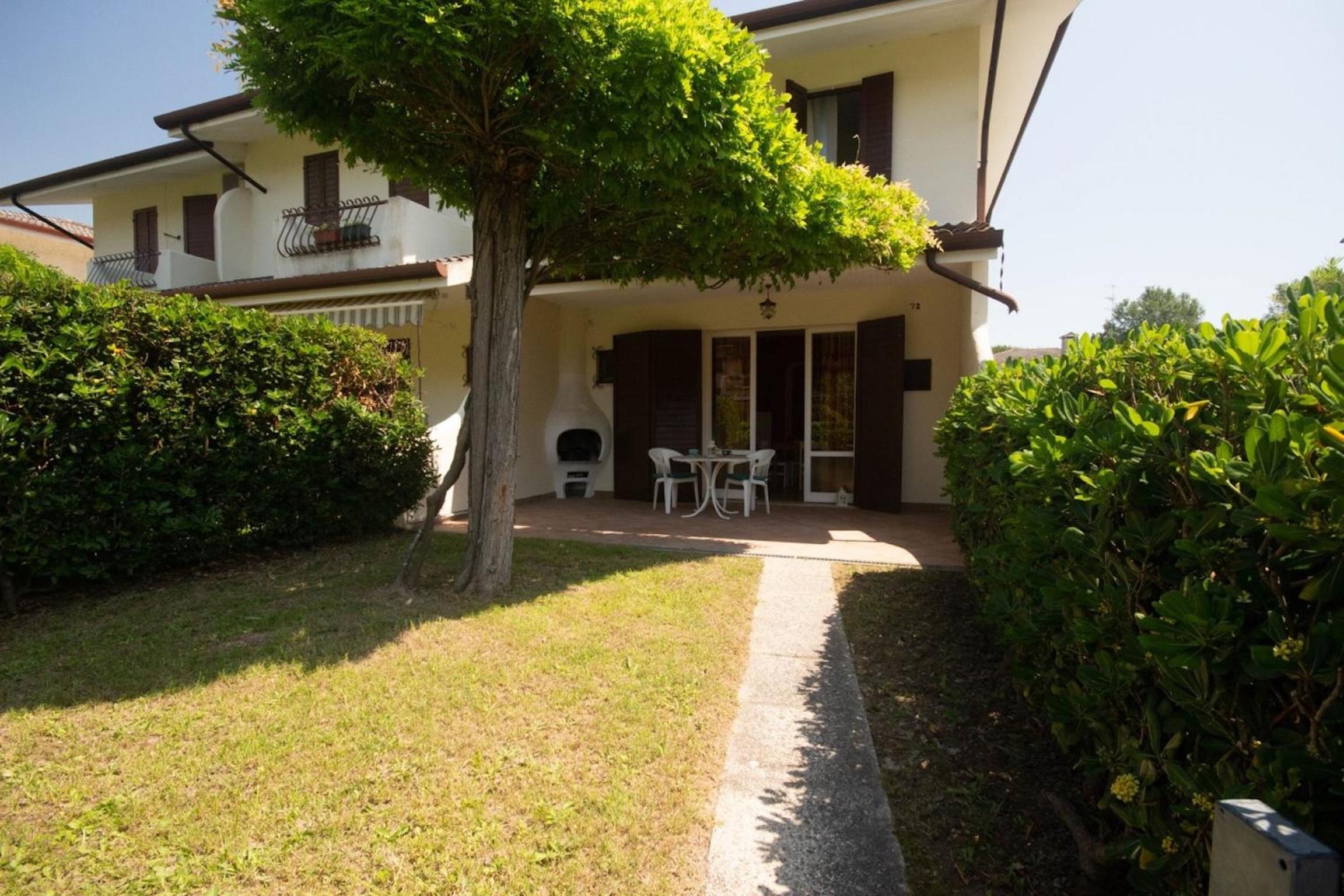 Townhouse with garden and shared pool