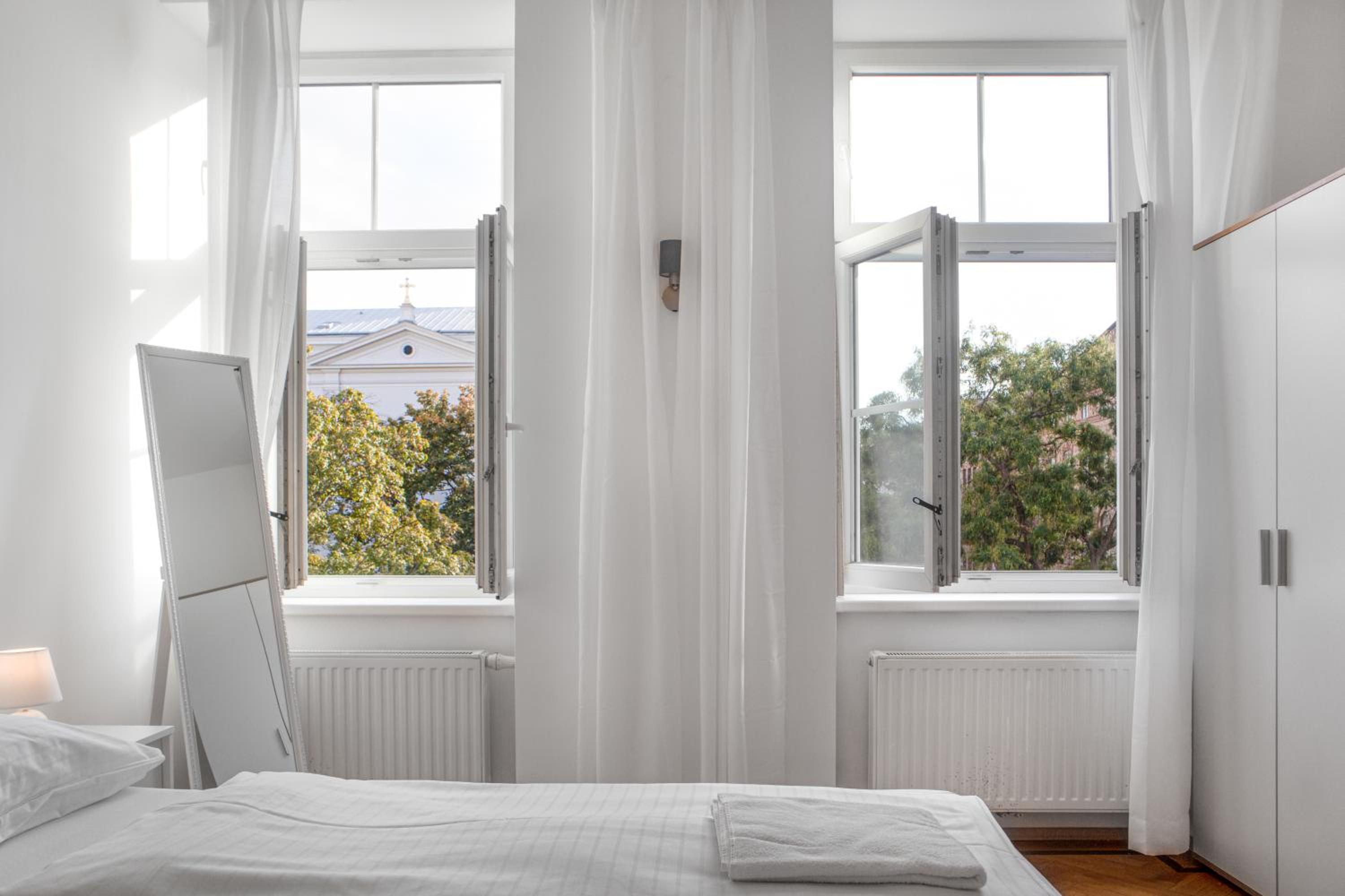Spacious 7BR Apartment Near Hauptbahnhof