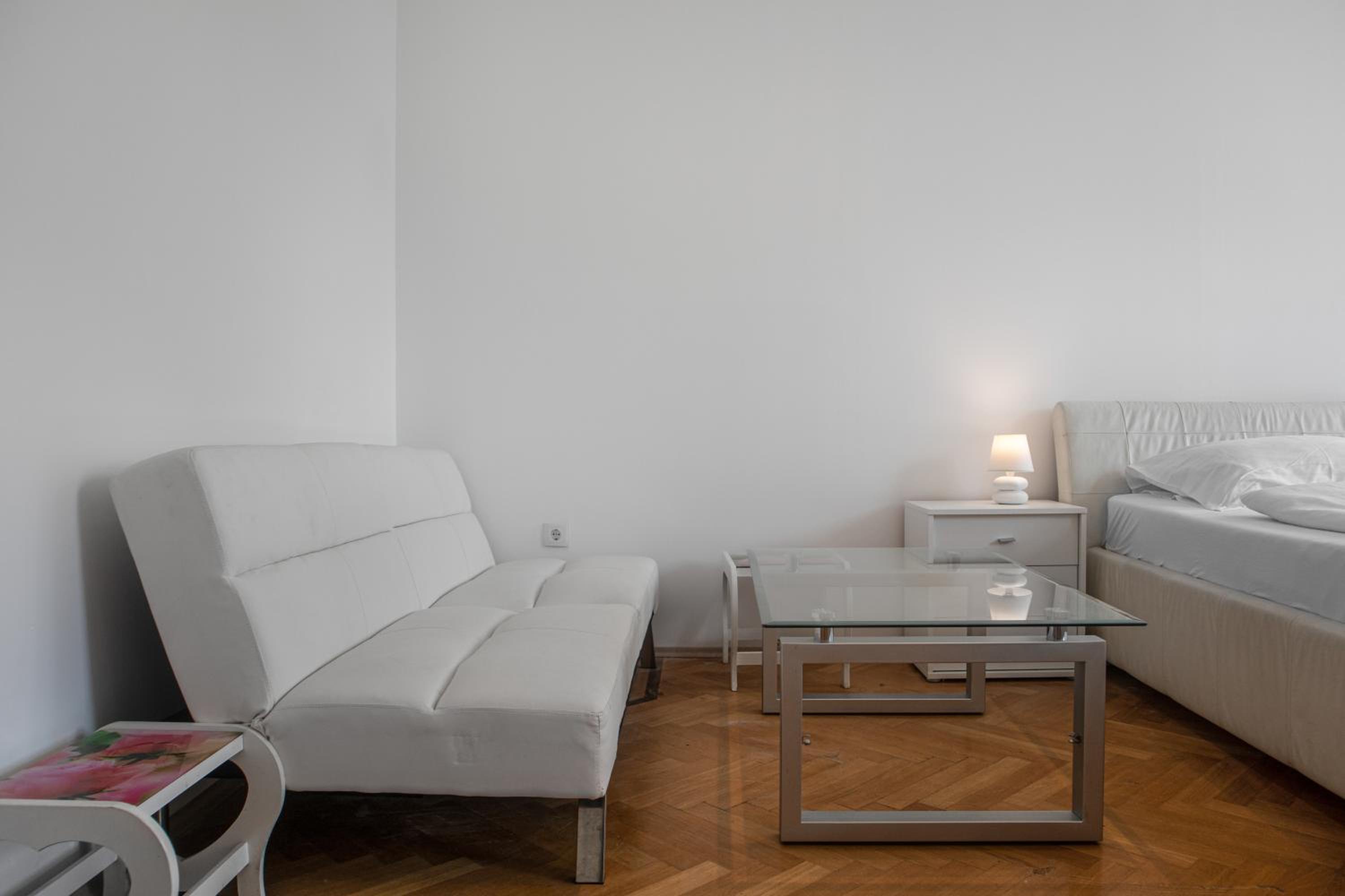 Spacious 7BR Apartment Near Hauptbahnhof
