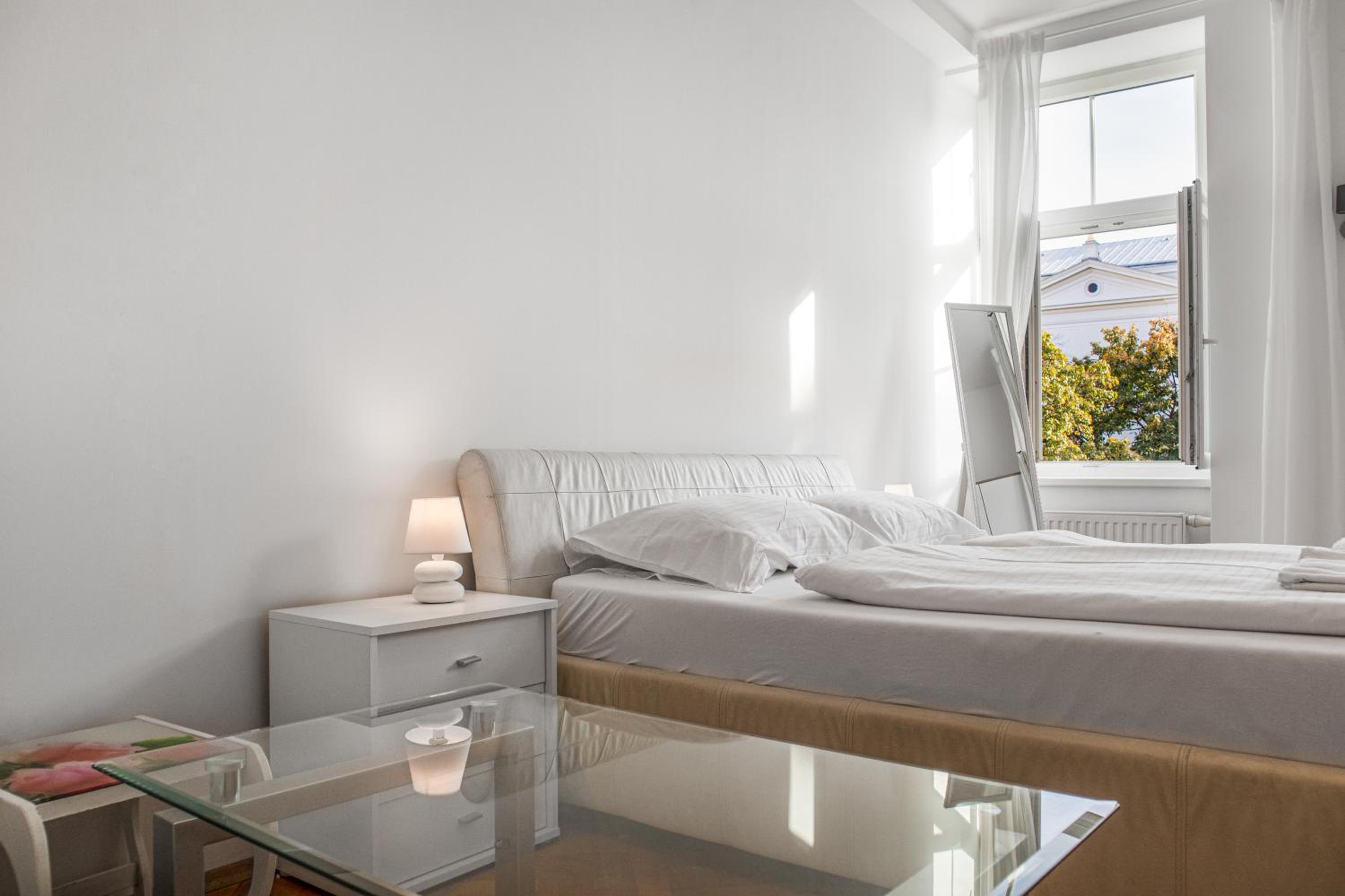 Spacious 7BR Apartment Near Hauptbahnhof
