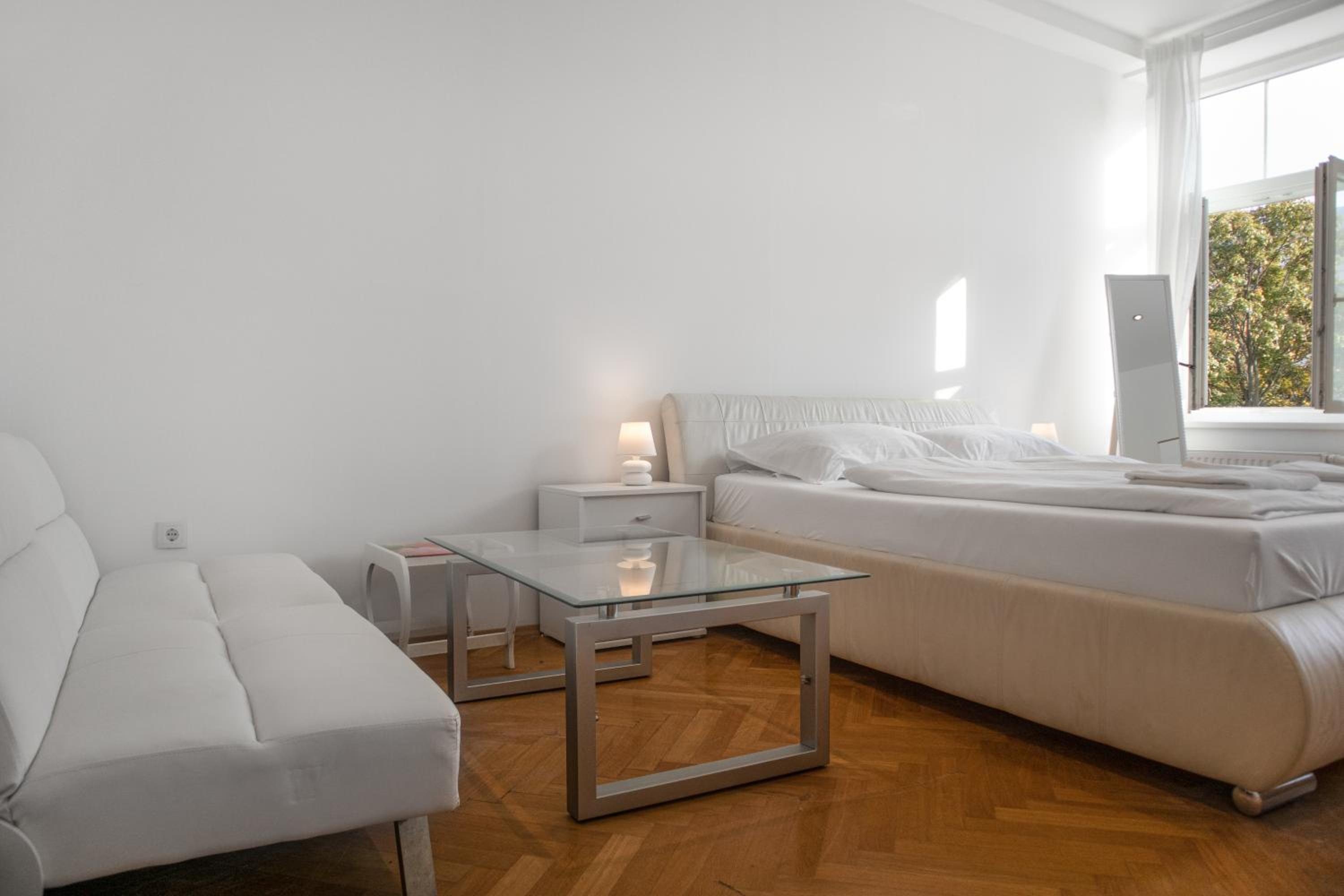 Spacious 7BR Apartment Near Hauptbahnhof