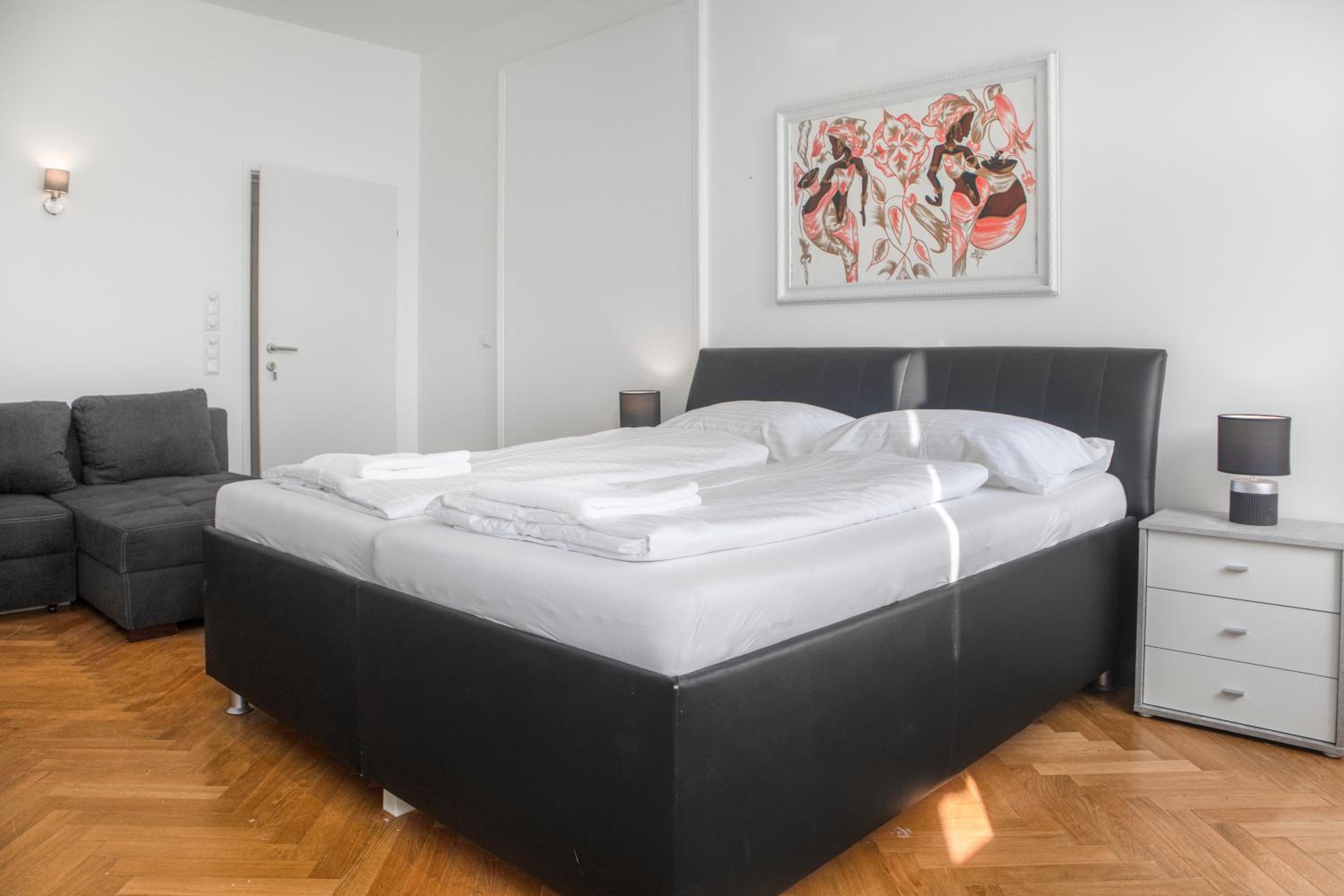 Spacious 7BR Apartment Near Hauptbahnhof