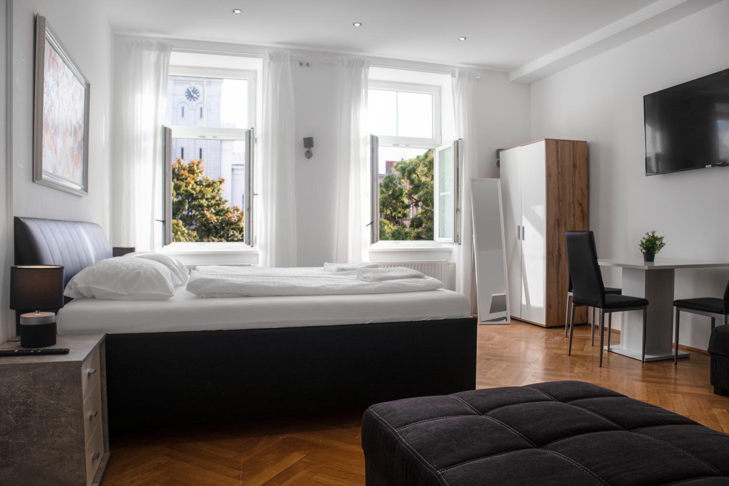 Spacious 7BR Apartment Near Hauptbahnhof