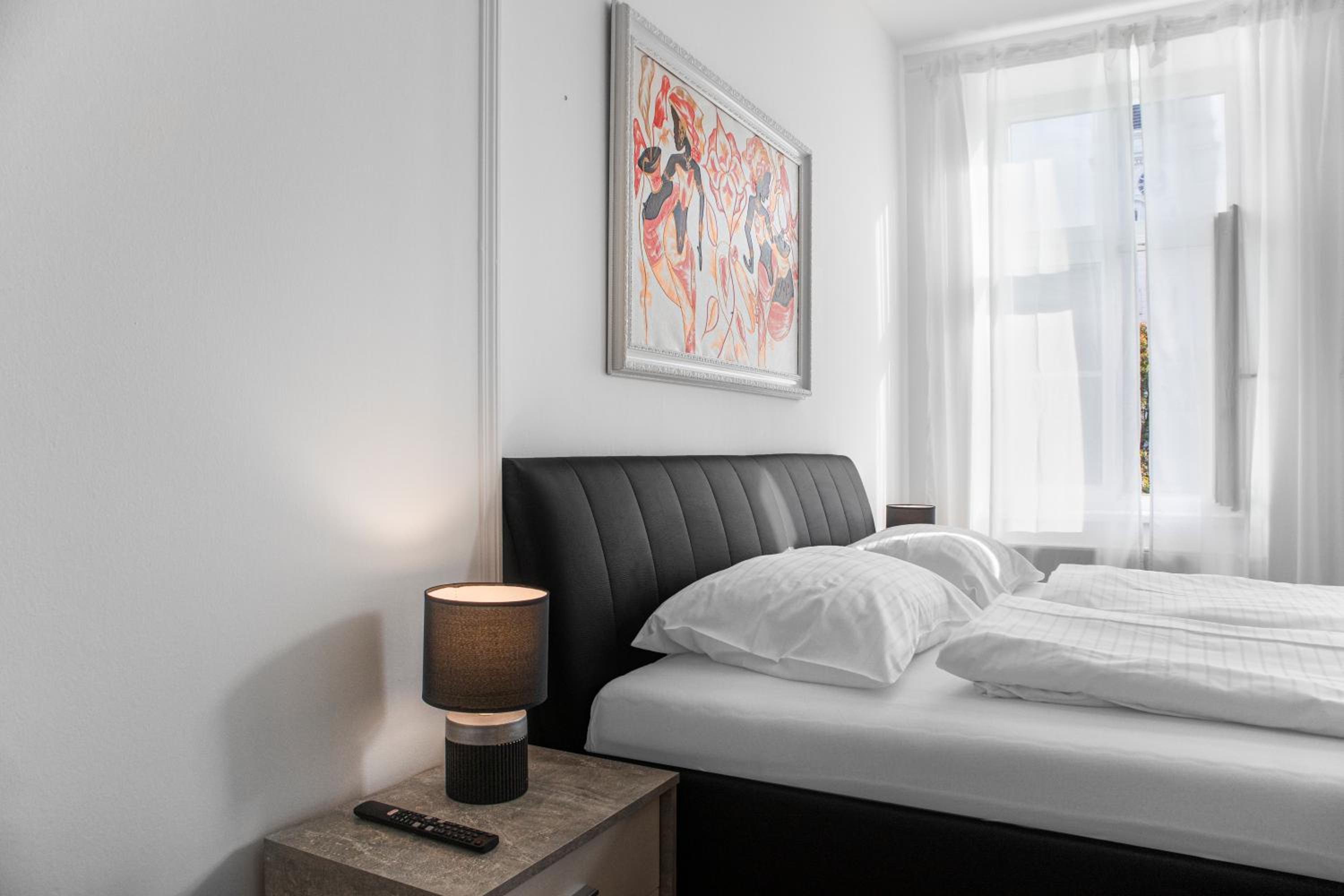Spacious 7BR Apartment Near Hauptbahnhof