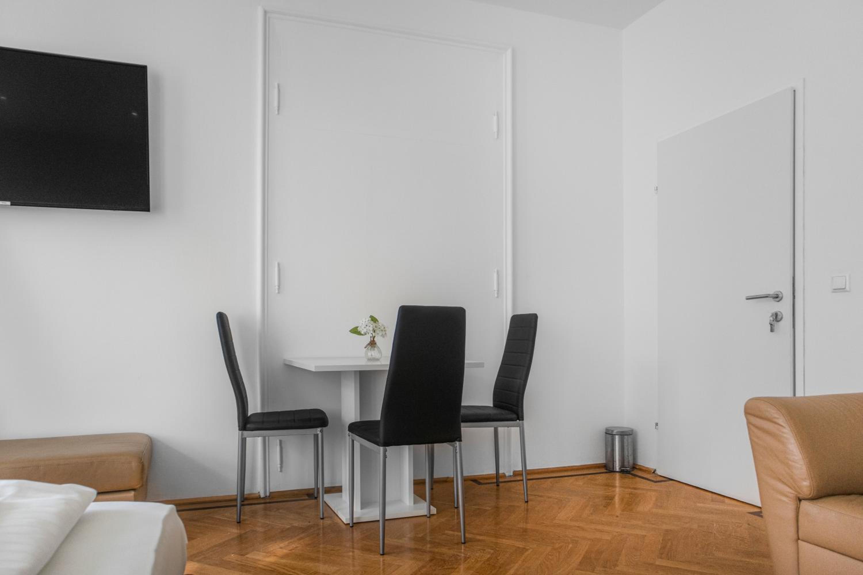 Spacious 7BR Apartment Near Hauptbahnhof