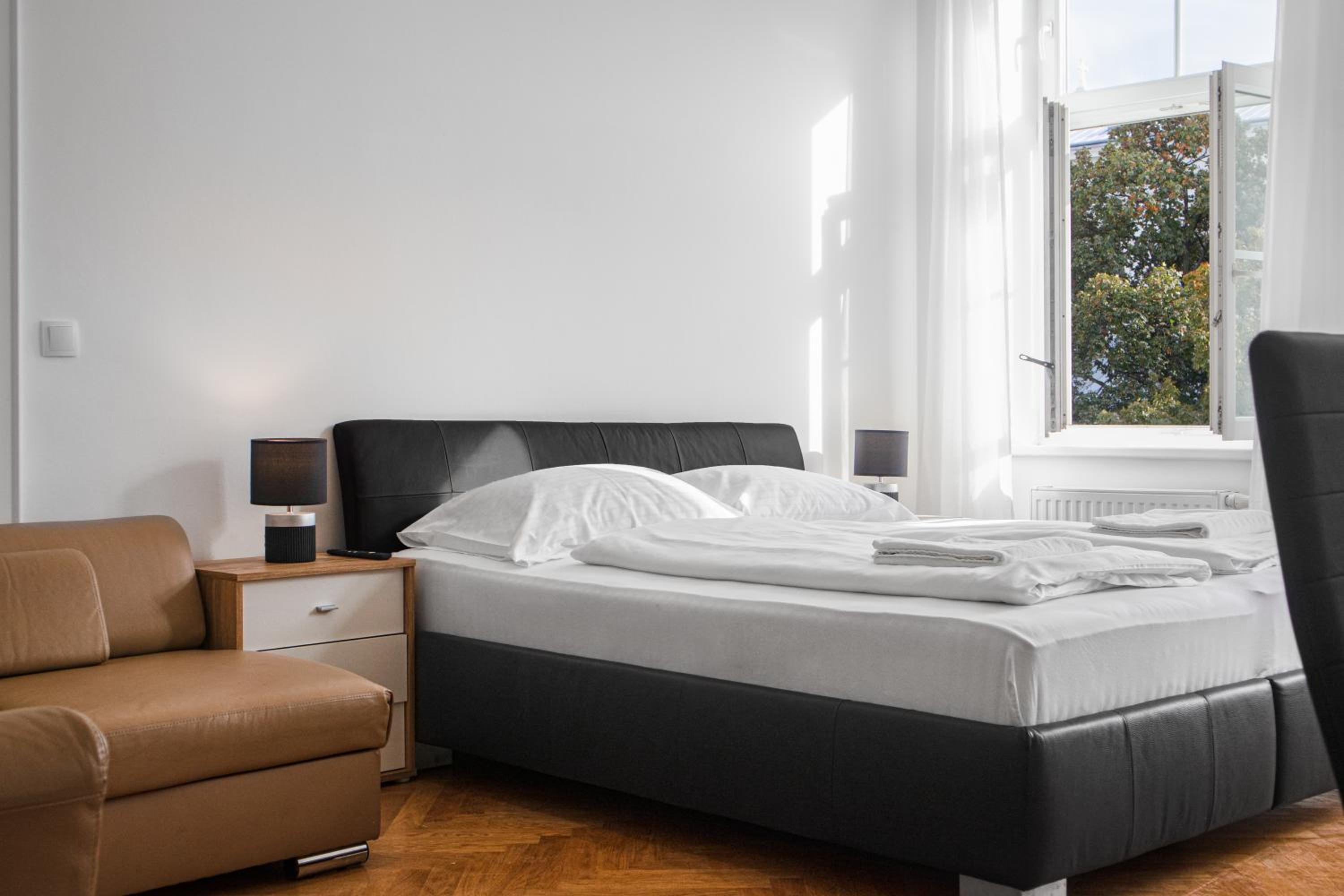 Spacious 7BR Apartment Near Hauptbahnhof