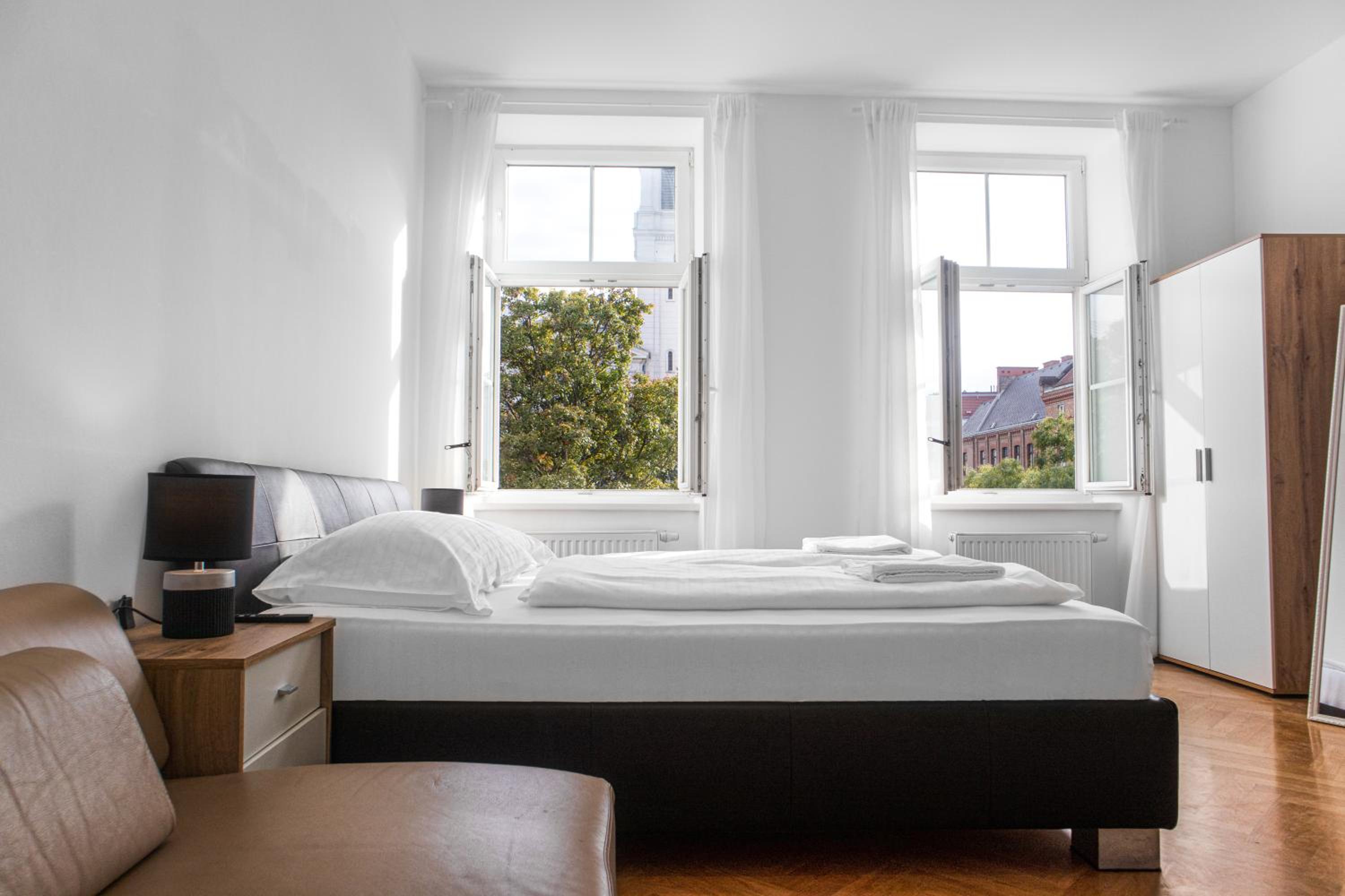 Spacious 7BR Apartment Near Hauptbahnhof