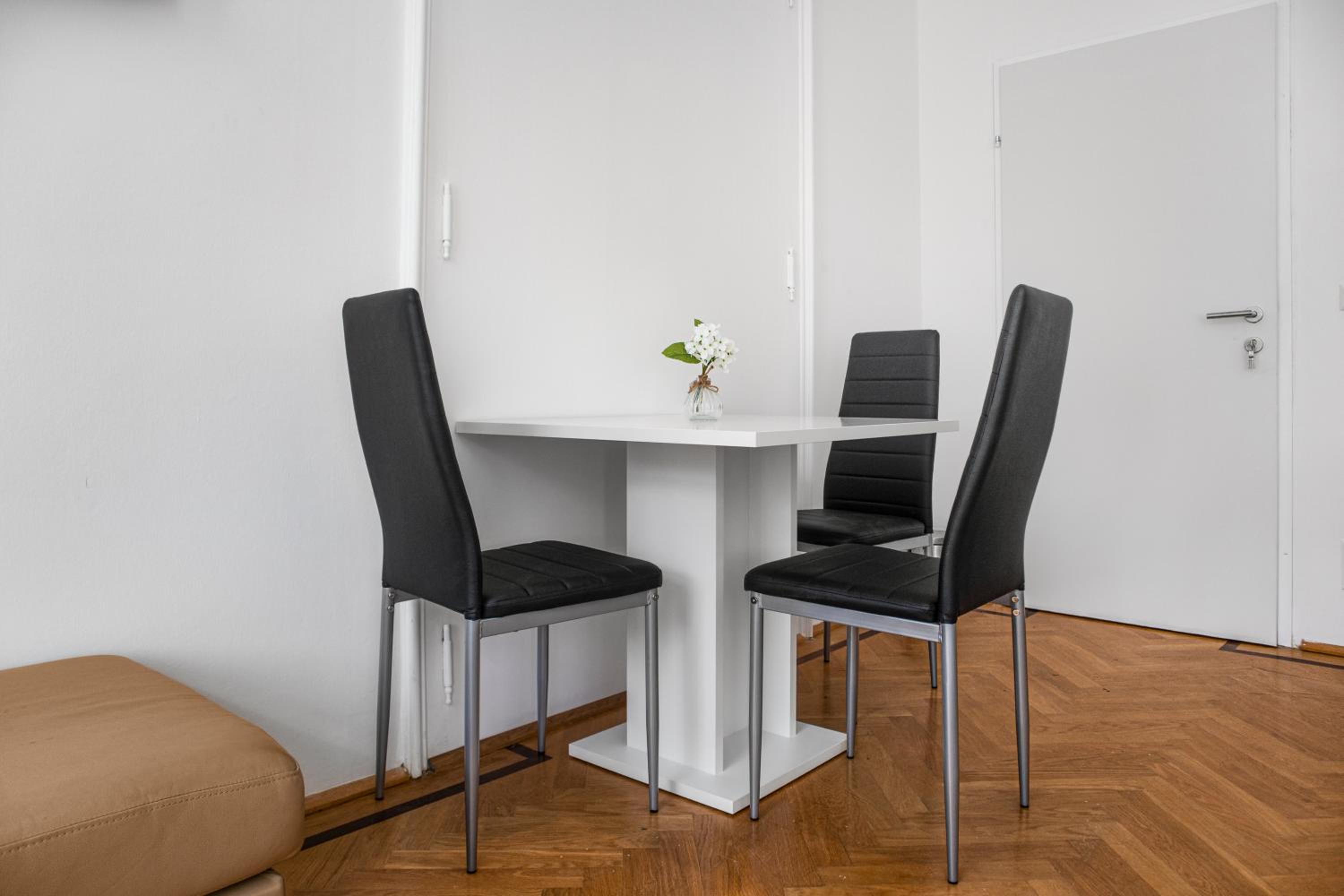 Spacious 7BR Apartment Near Hauptbahnhof