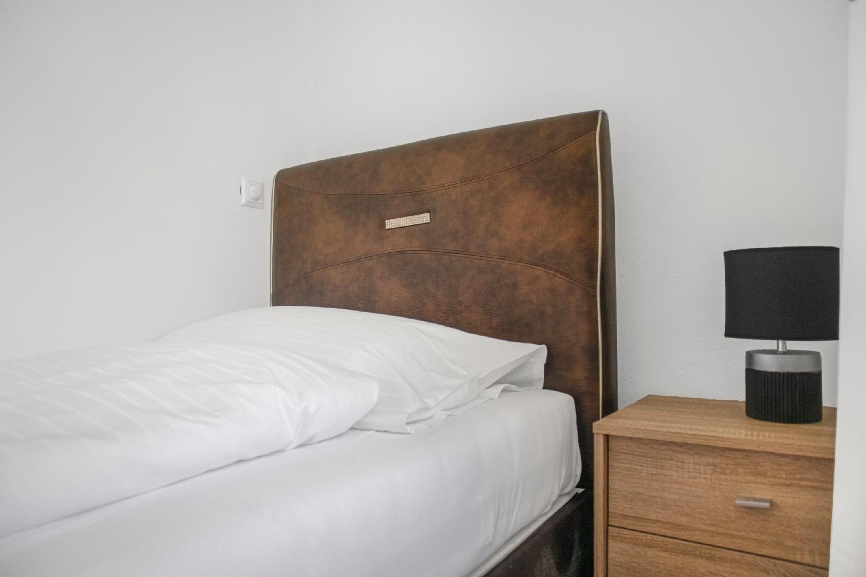 Spacious 7BR Apartment Near Hauptbahnhof