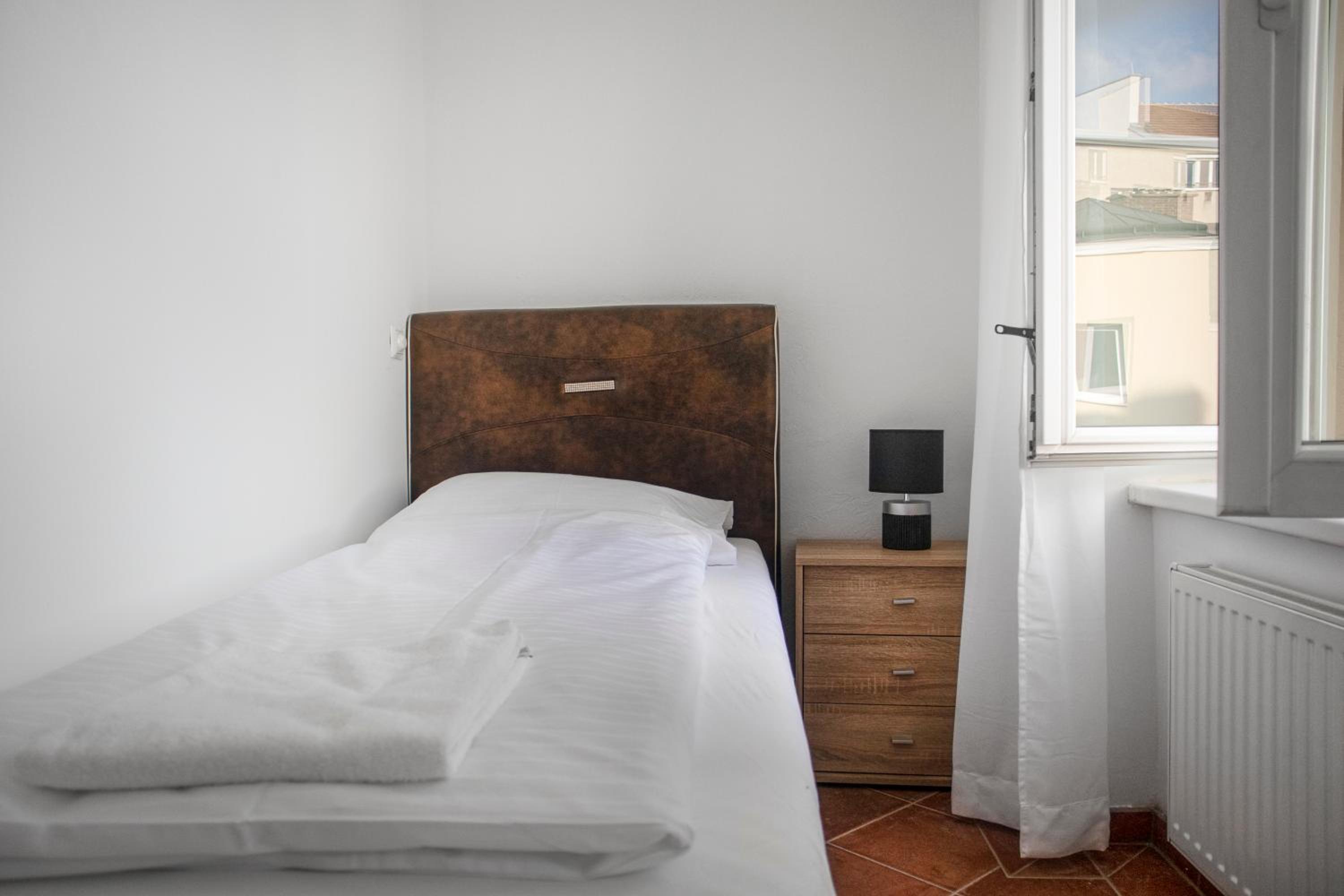 Spacious 7BR Apartment Near Hauptbahnhof