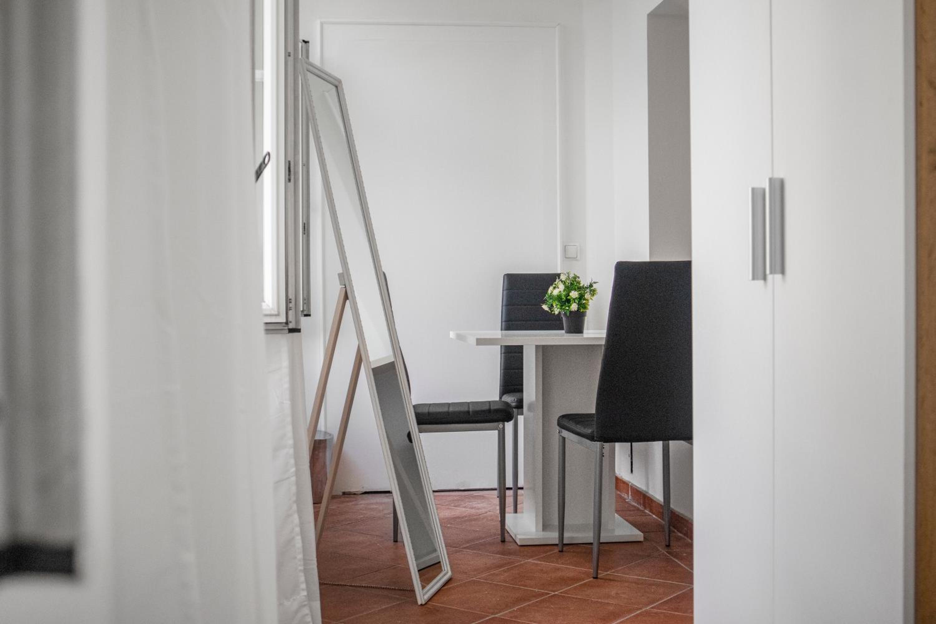 Spacious 7BR Apartment Near Hauptbahnhof