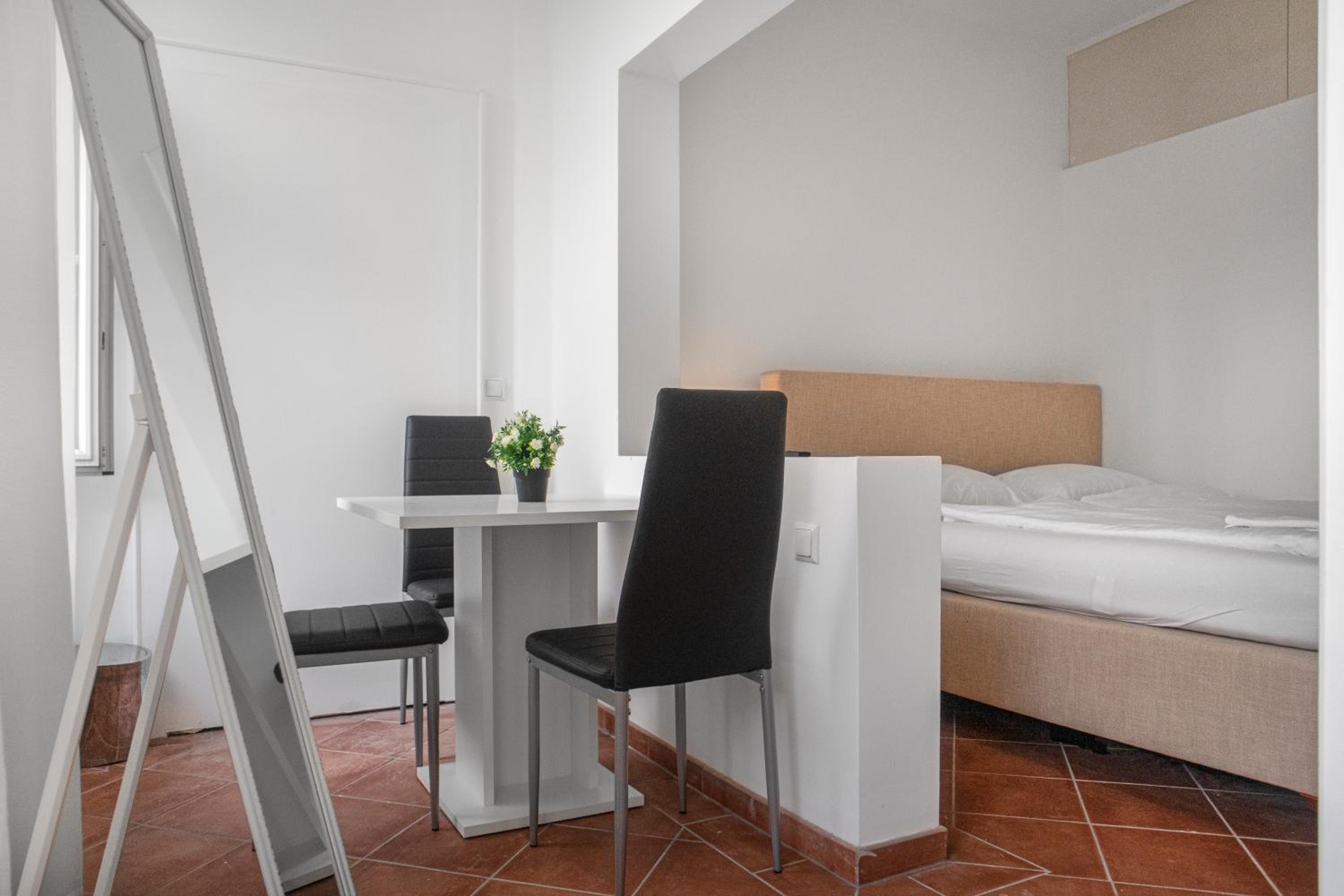 Spacious 7BR Apartment Near Hauptbahnhof