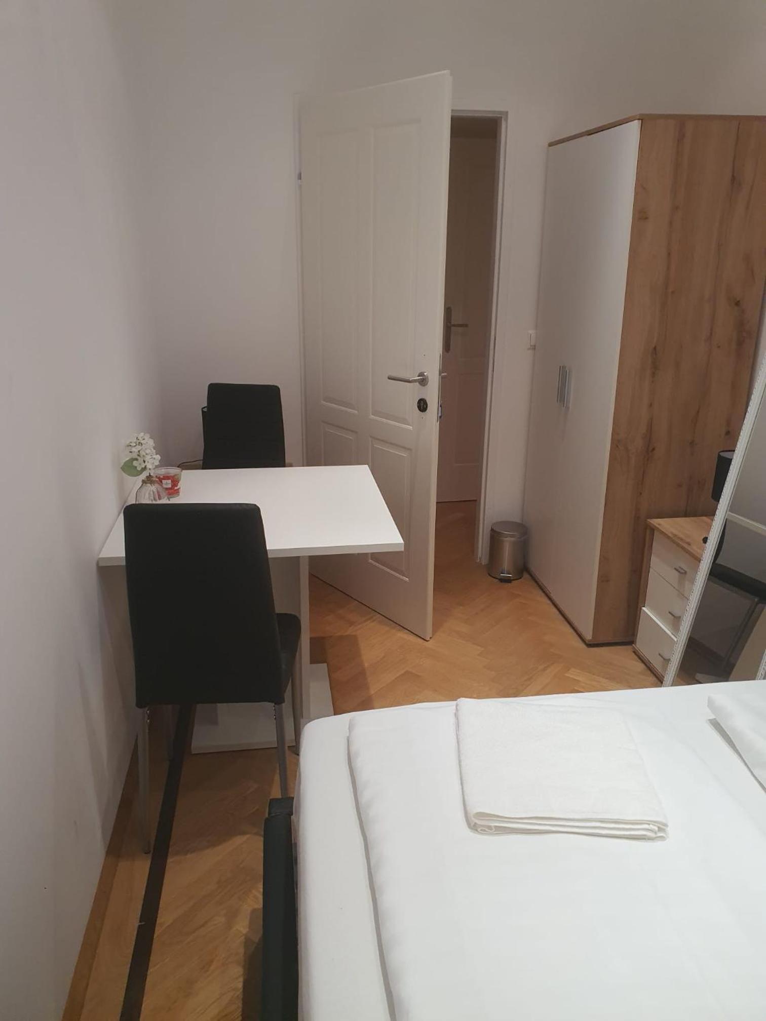 Spacious 7BR Apartment Near Hauptbahnhof
