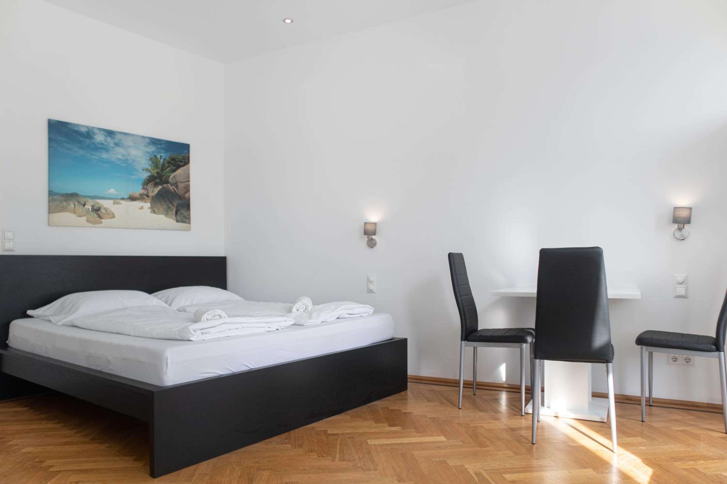 Spacious 7BR Apartment Near Hauptbahnhof