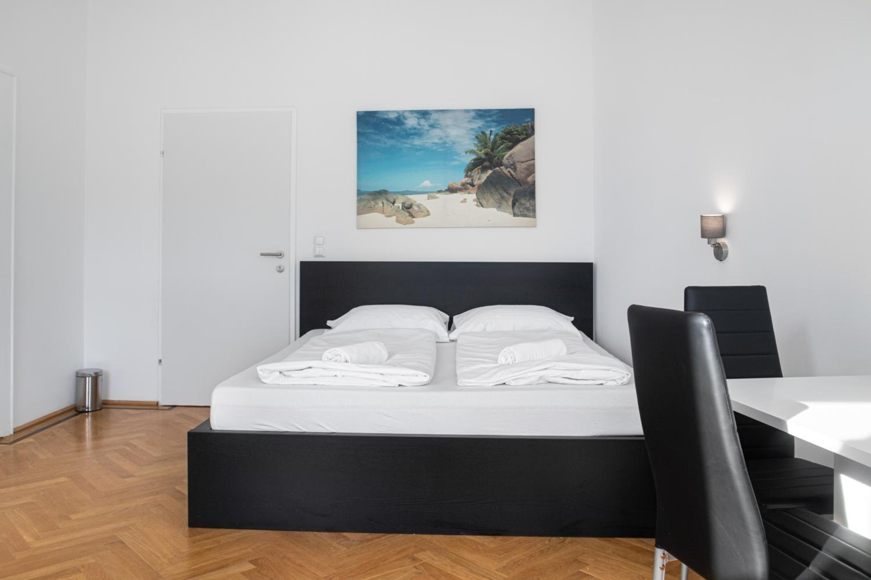 Spacious 7BR Apartment Near Hauptbahnhof