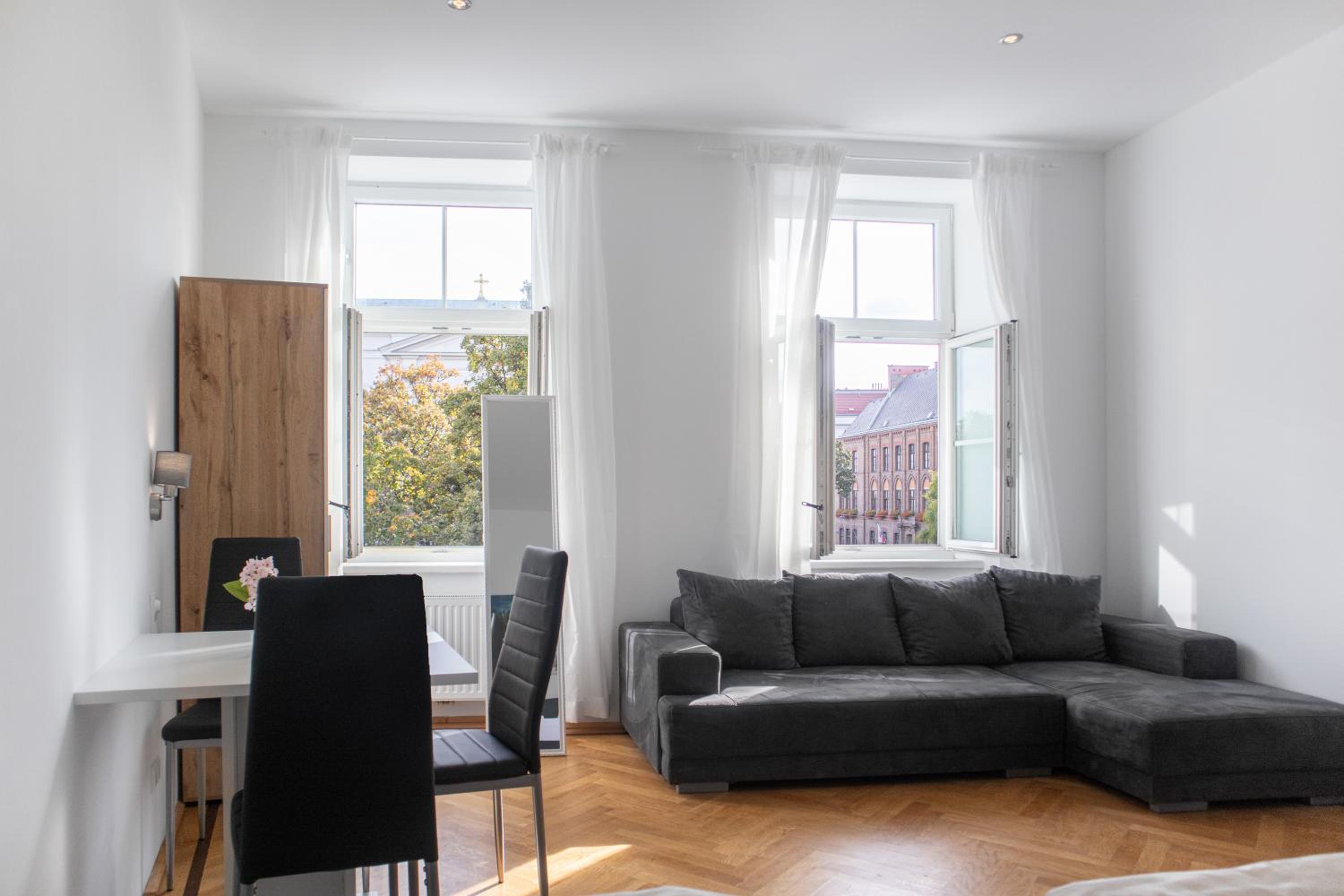 Spacious 7BR Apartment Near Hauptbahnhof