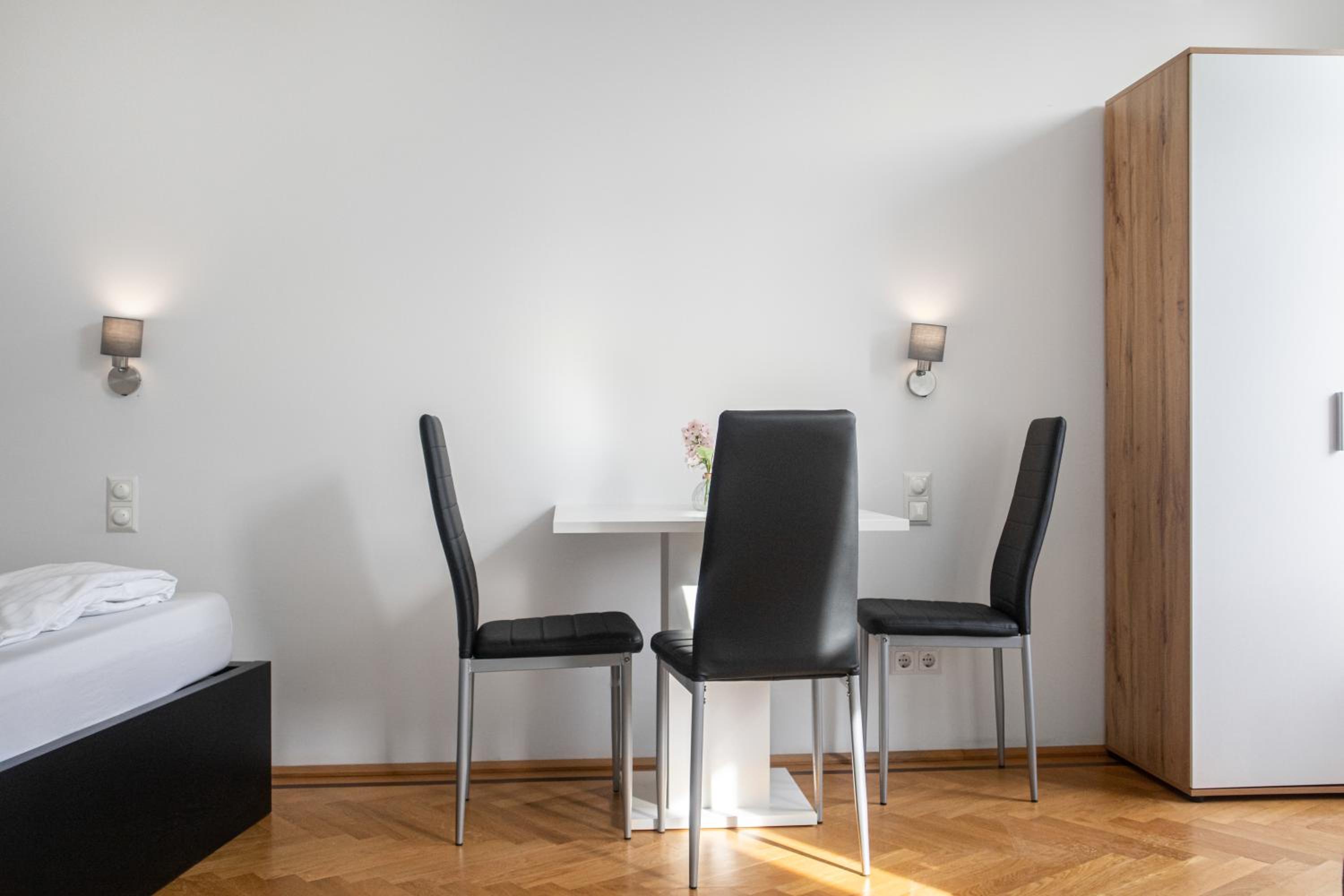Spacious 7BR Apartment Near Hauptbahnhof