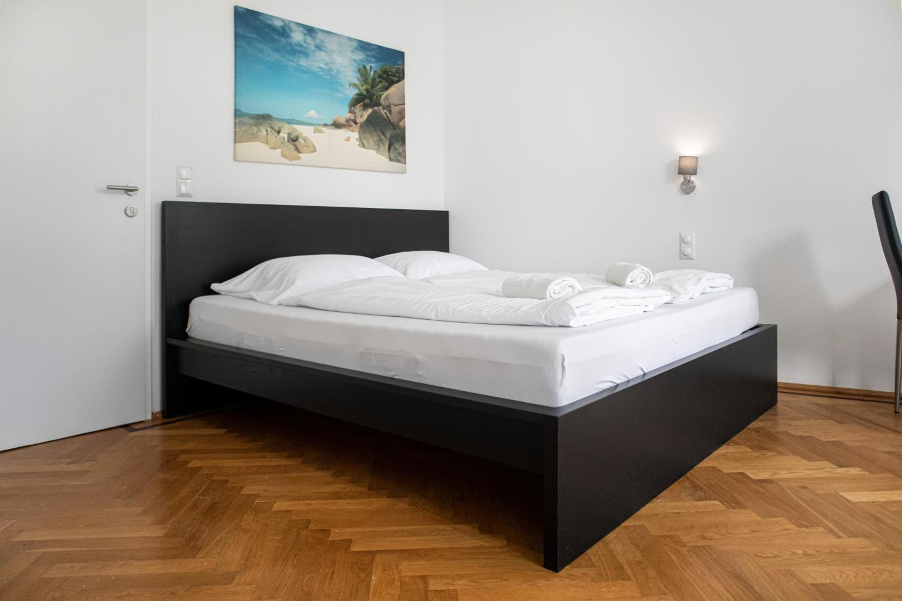 Spacious 7BR Apartment Near Hauptbahnhof