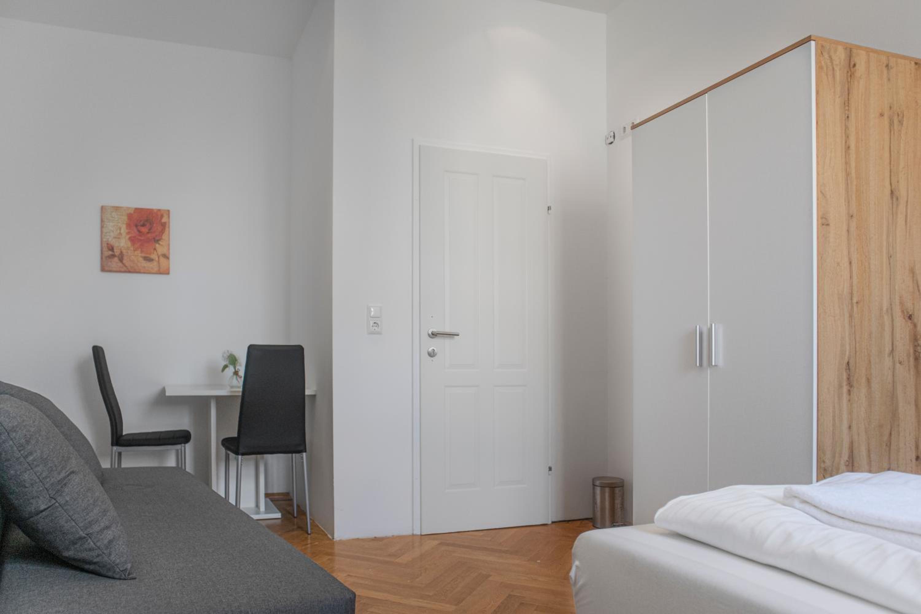Spacious 7BR Apartment Near Hauptbahnhof