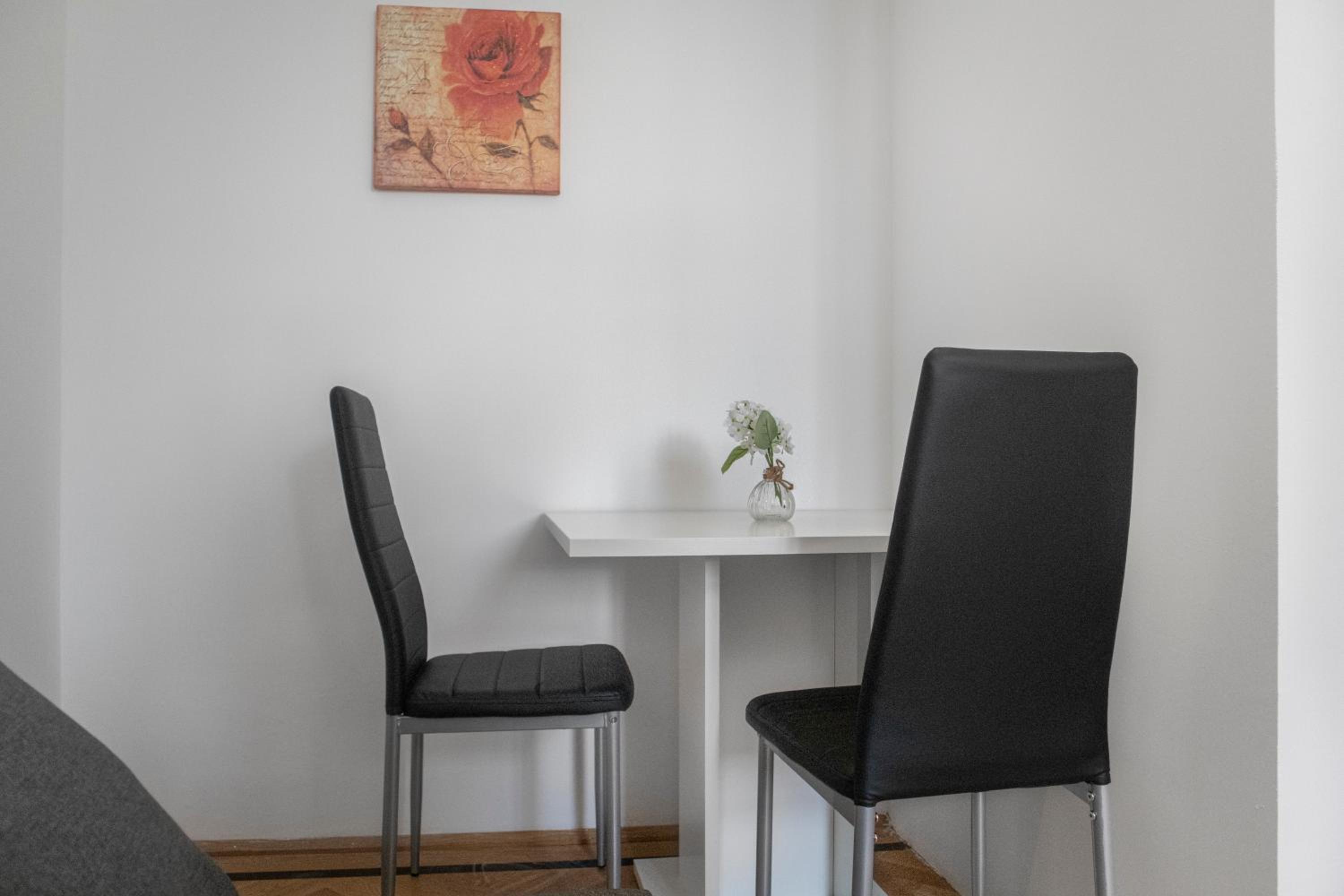 Spacious 7BR Apartment Near Hauptbahnhof
