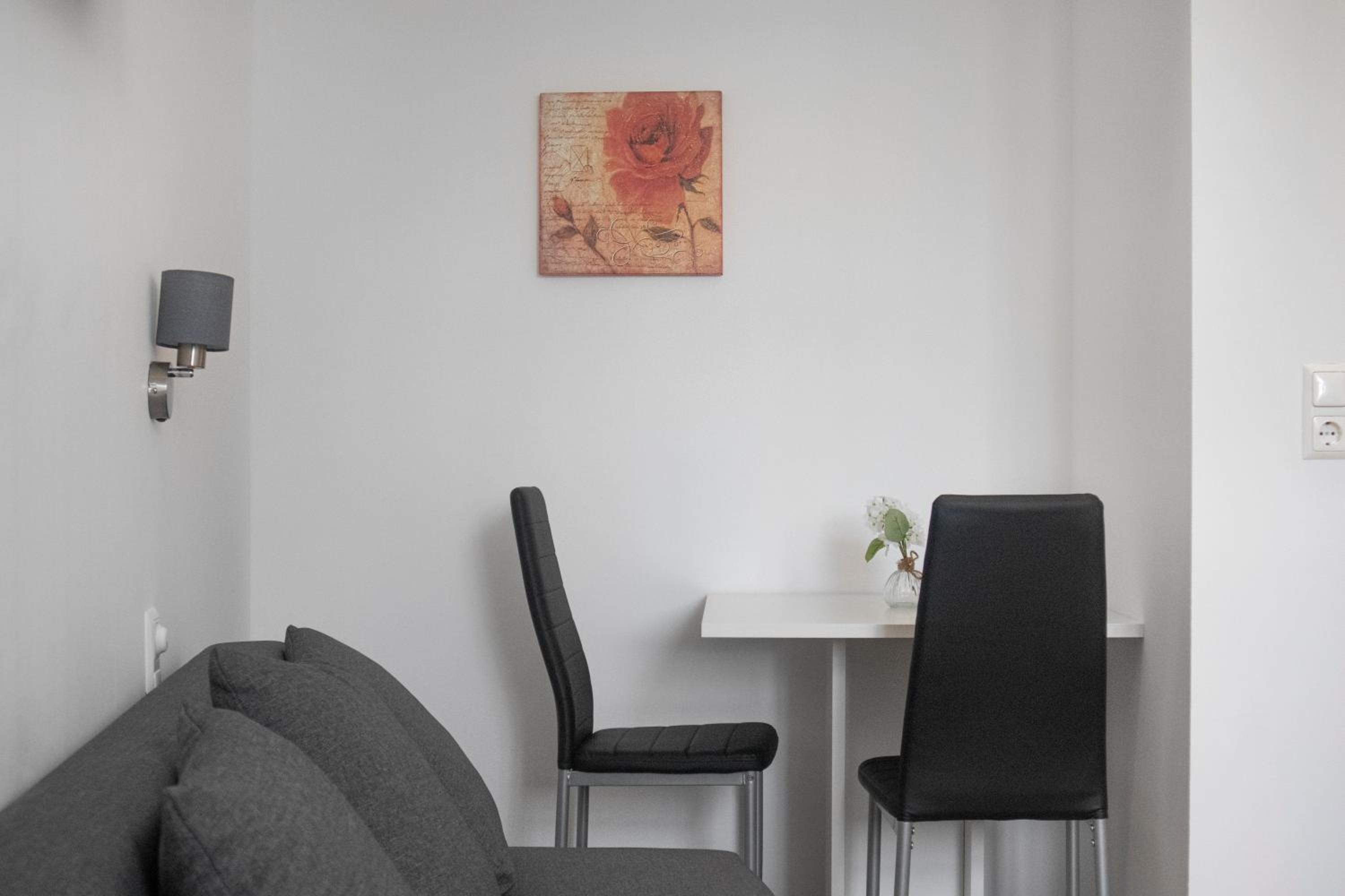 Spacious 7BR Apartment Near Hauptbahnhof