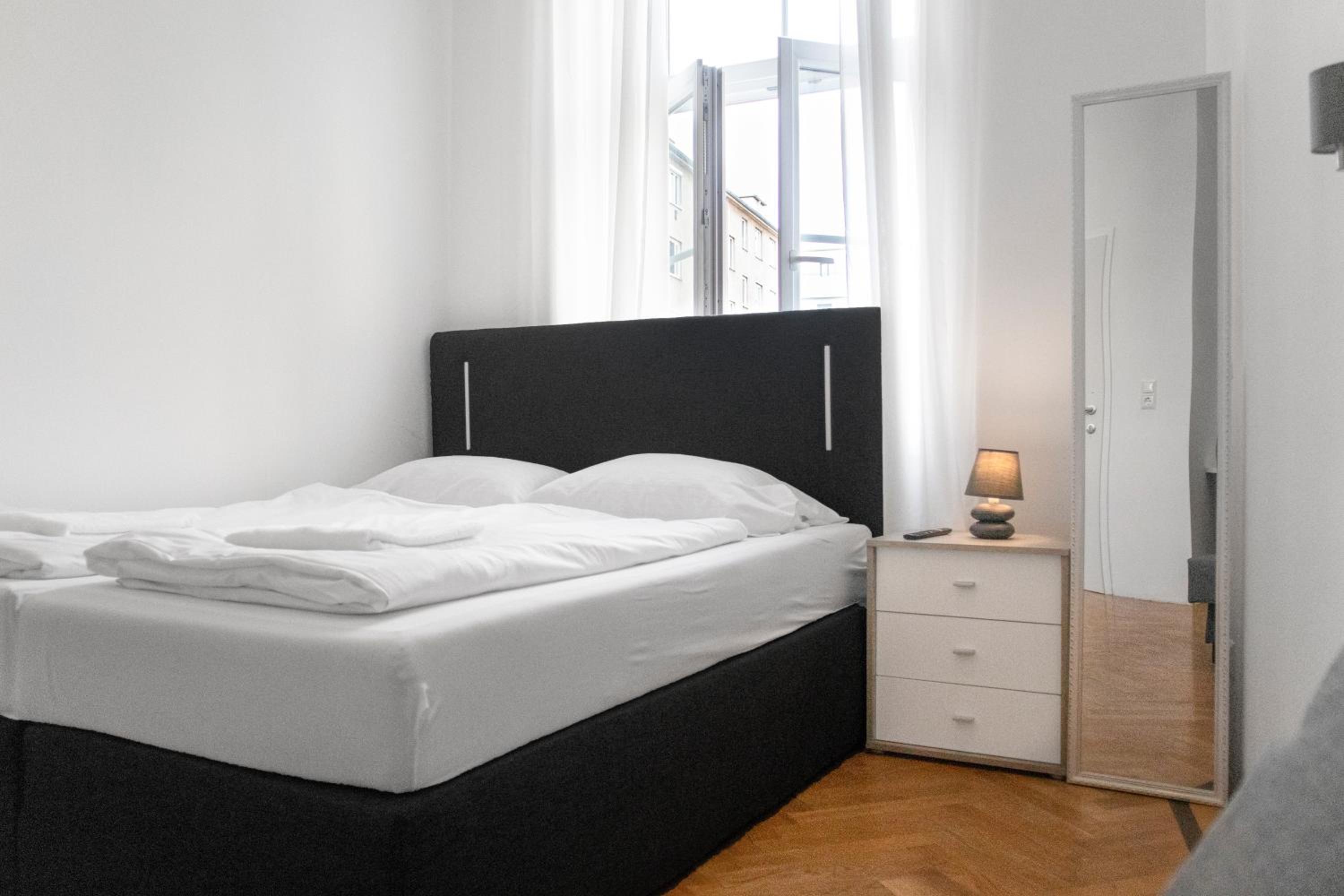 Spacious 7BR Apartment Near Hauptbahnhof