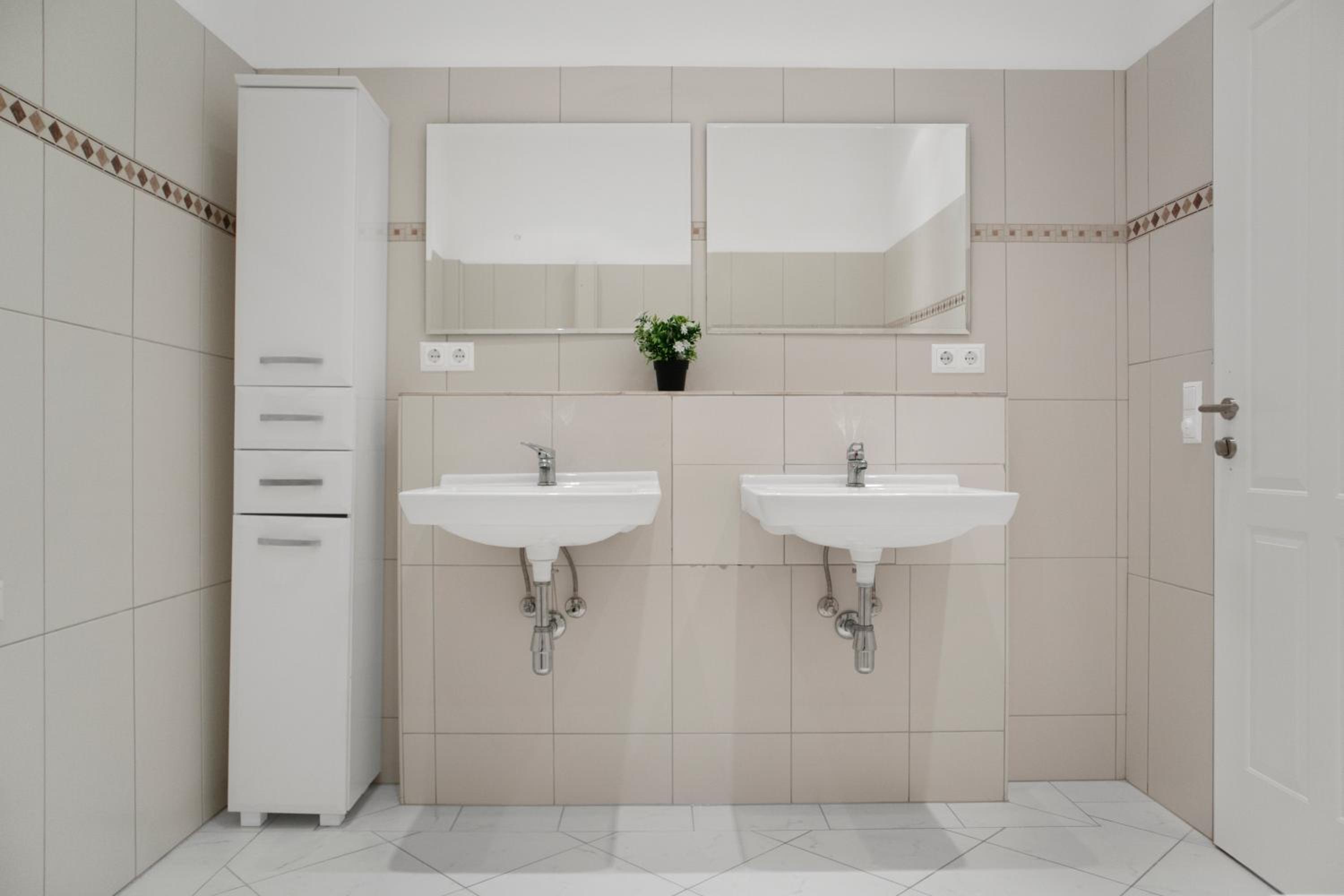 Spacious 7BR Apartment Near Hauptbahnhof