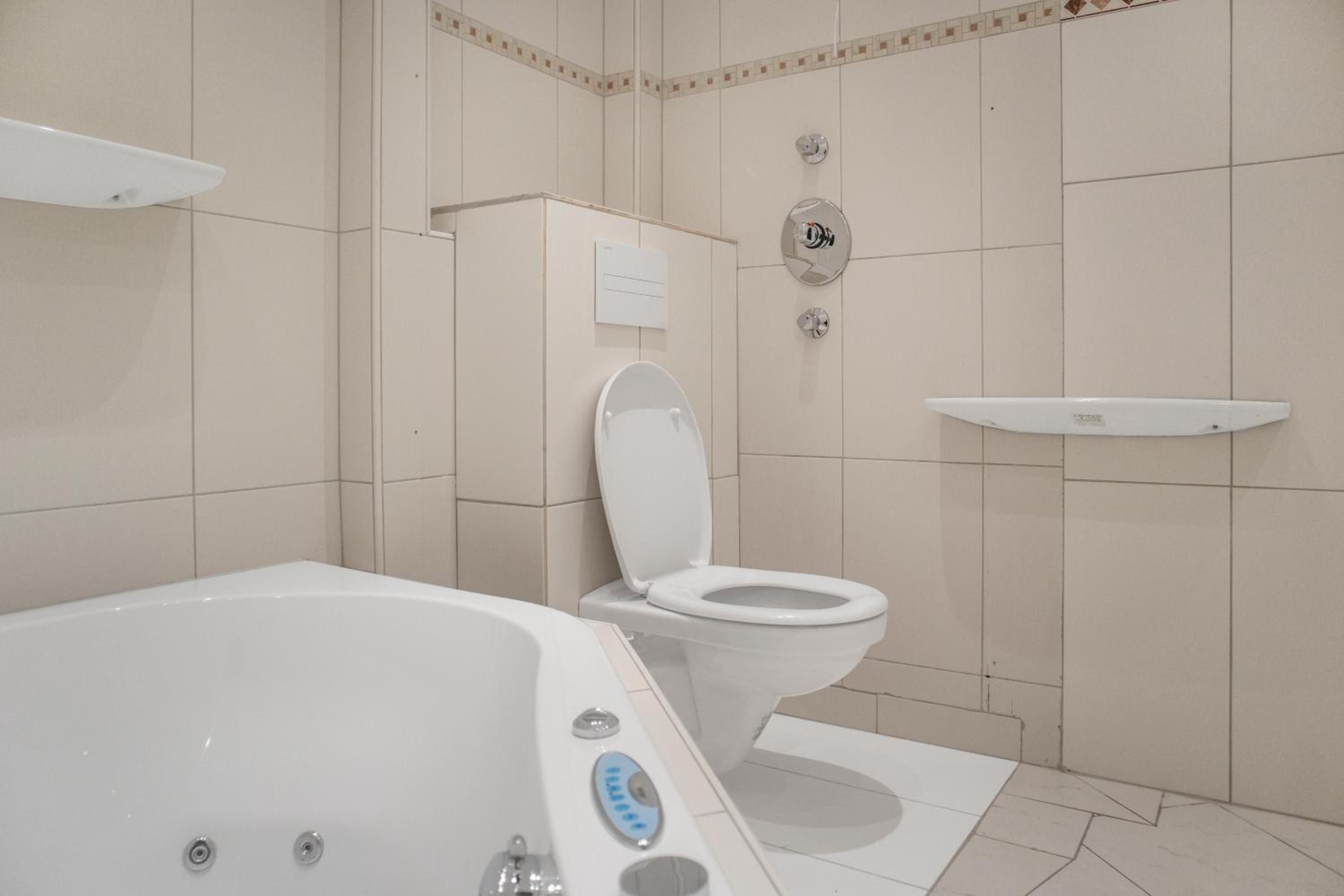 Spacious 7BR Apartment Near Hauptbahnhof