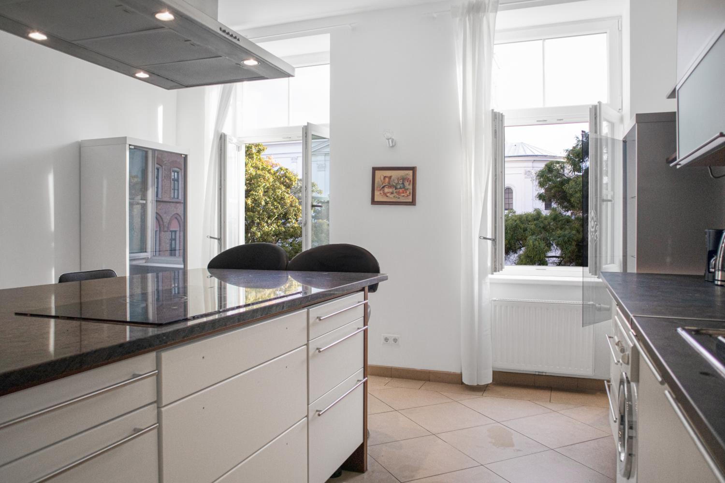 Spacious 7BR Apartment Near Hauptbahnhof