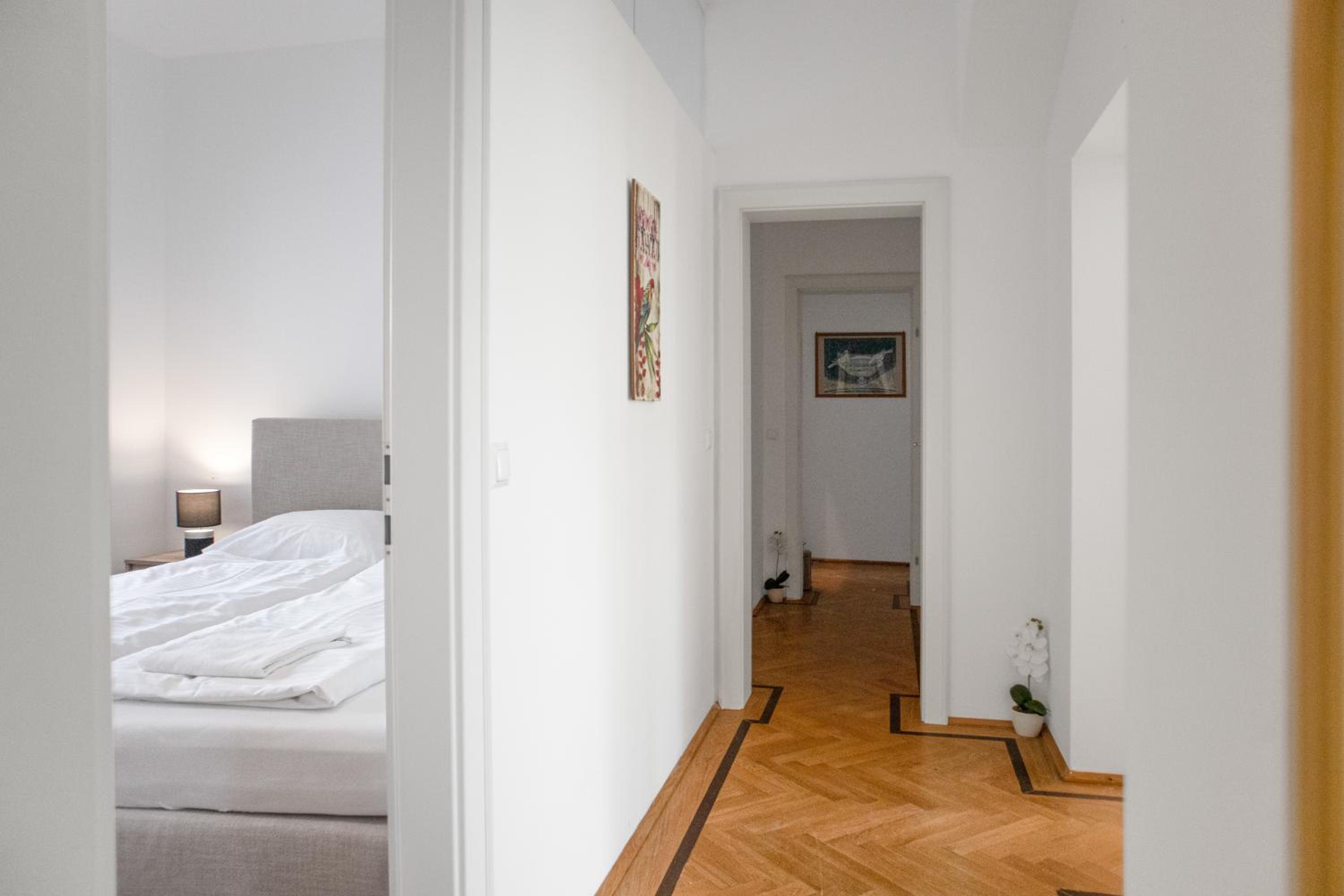 Spacious 7BR Apartment Near Hauptbahnhof