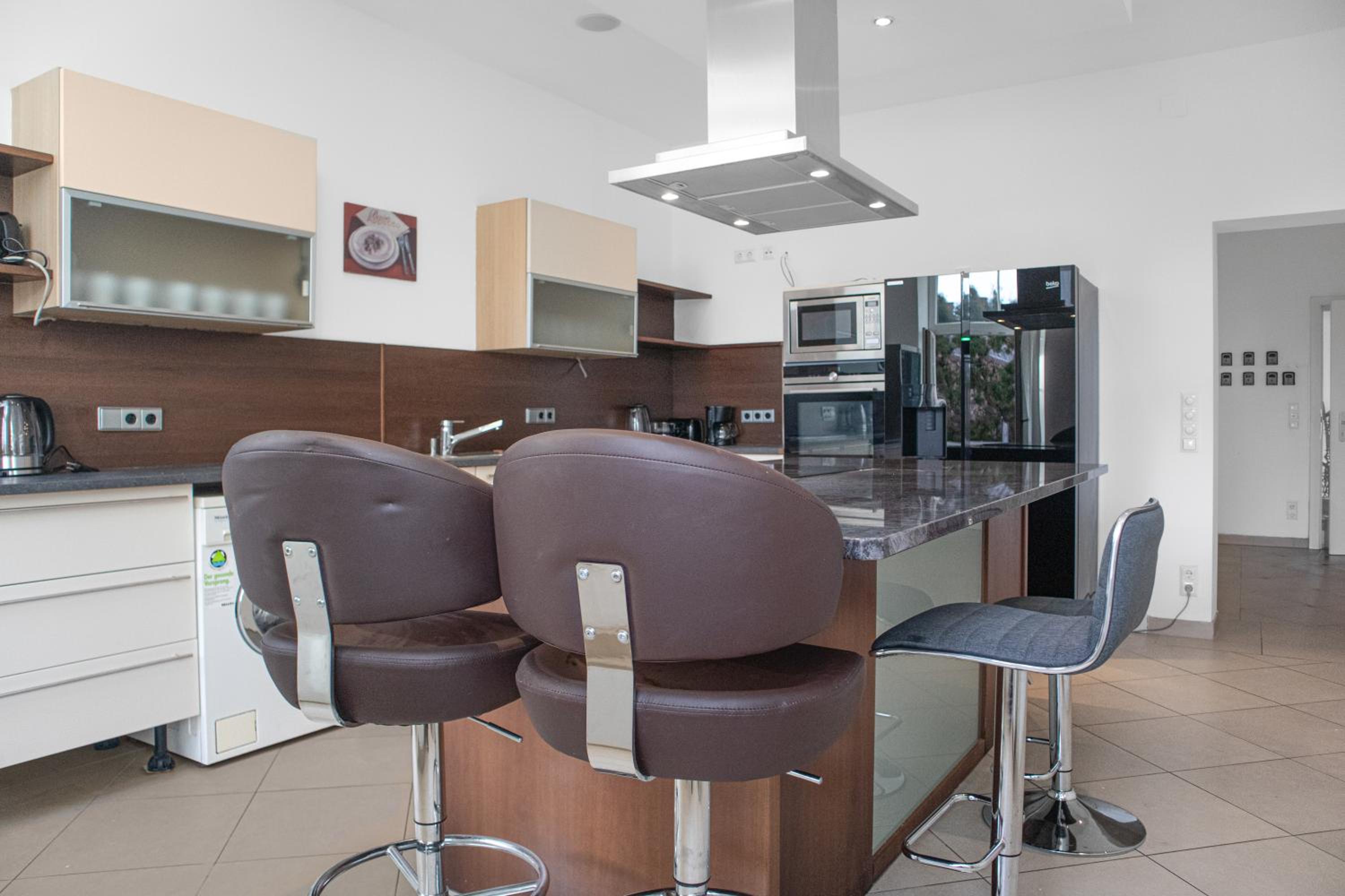 Spacious 7BR Apartment Near Hauptbahnhof