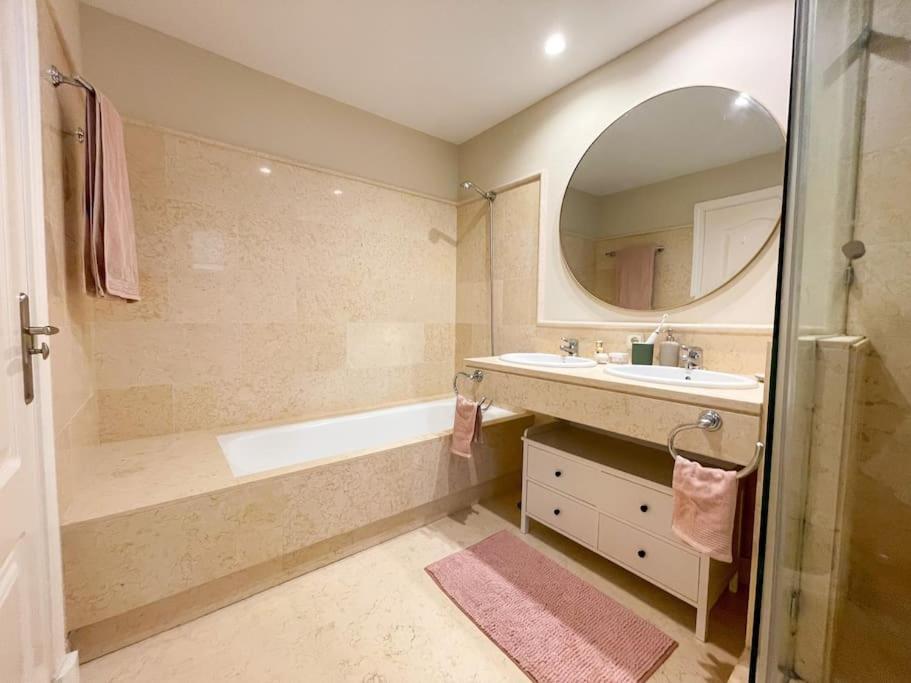 Luxurious 2 bedroom apartment with Spa facilities - Image 5
