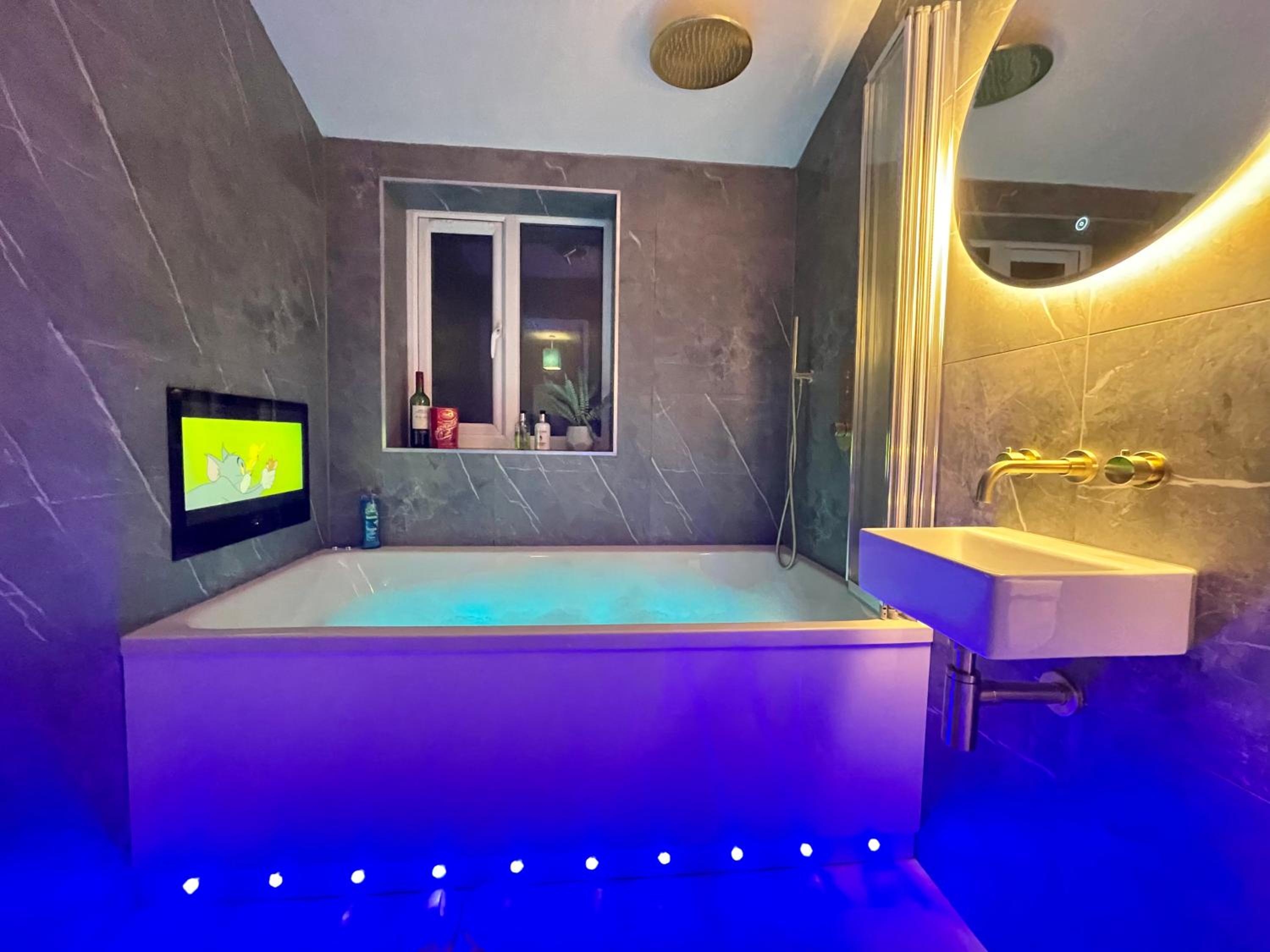 The Lansdowne Hideaway - Brought to you by Coastline Retreats - Newly Refurbished Town centre, Close to beach, Large Jet bath with TV, Netflix, swing and P view 2