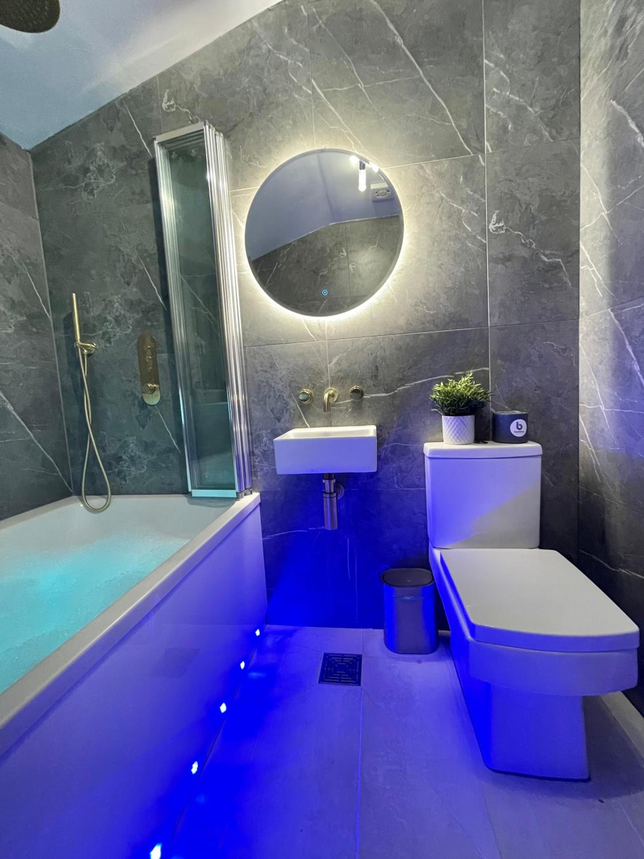 The Lansdowne Hideaway - Brought to you by Coastline Retreats - Newly Refurbished Town centre, Close to beach, Large Jet bath with TV, Netflix, swing and P view 5