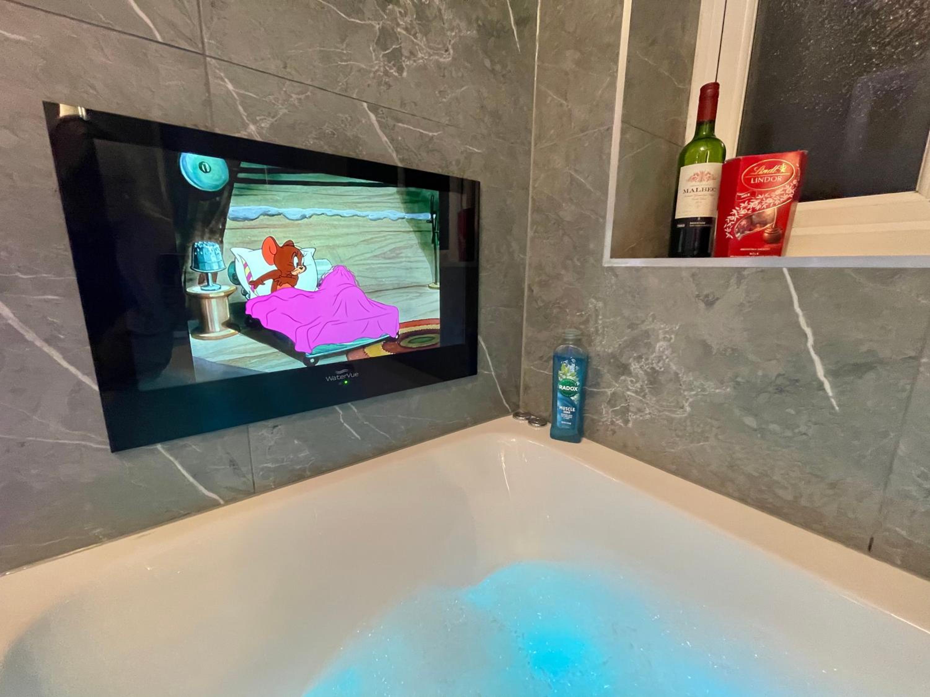 The Lansdowne Hideaway - Brought to you by Coastline Retreats - Newly Refurbished Town centre, Close to beach, Large Jet bath with TV, Netflix, swing and P view 4